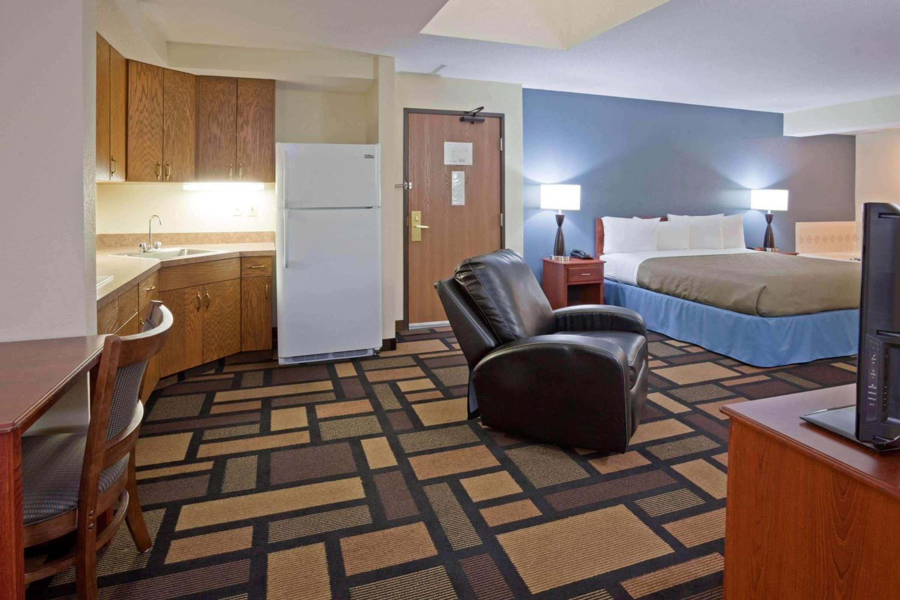 Efficiency Studio Suite with King Bed - Non-Smoking