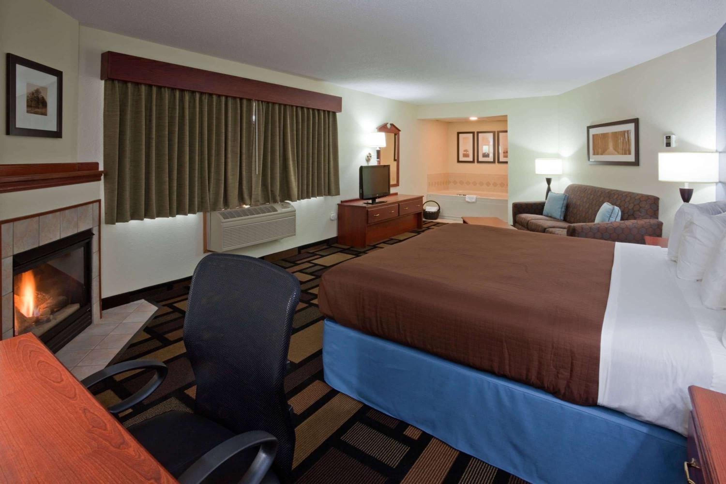 Luxury Studio Suite with King Bed - Non-Smoking
