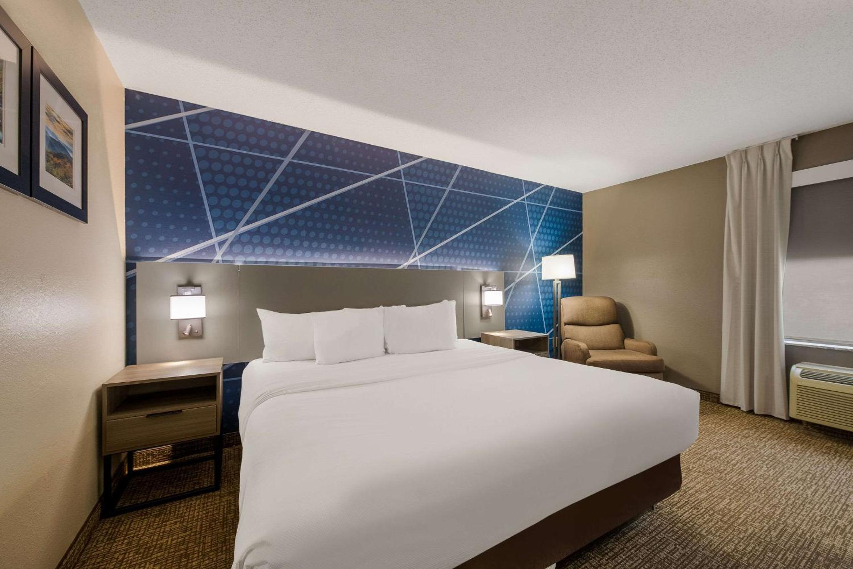 King Room - Accessible/Non-Smoking - Photo 2