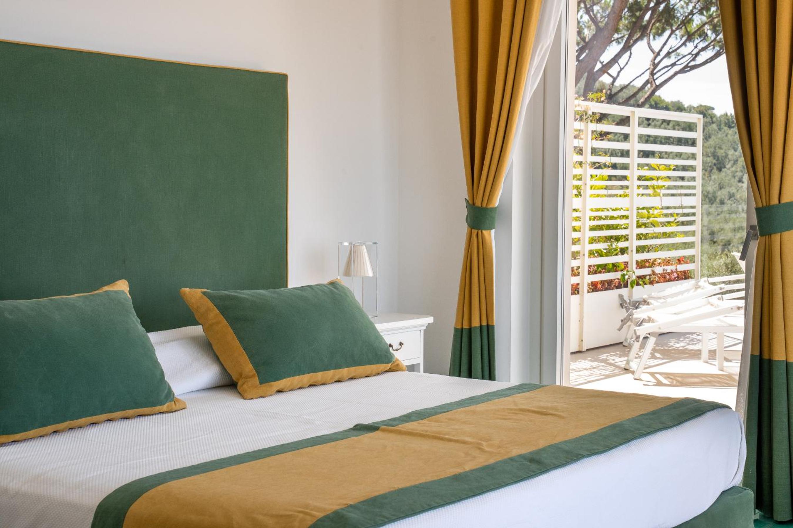 Deluxe Suite with Sea View