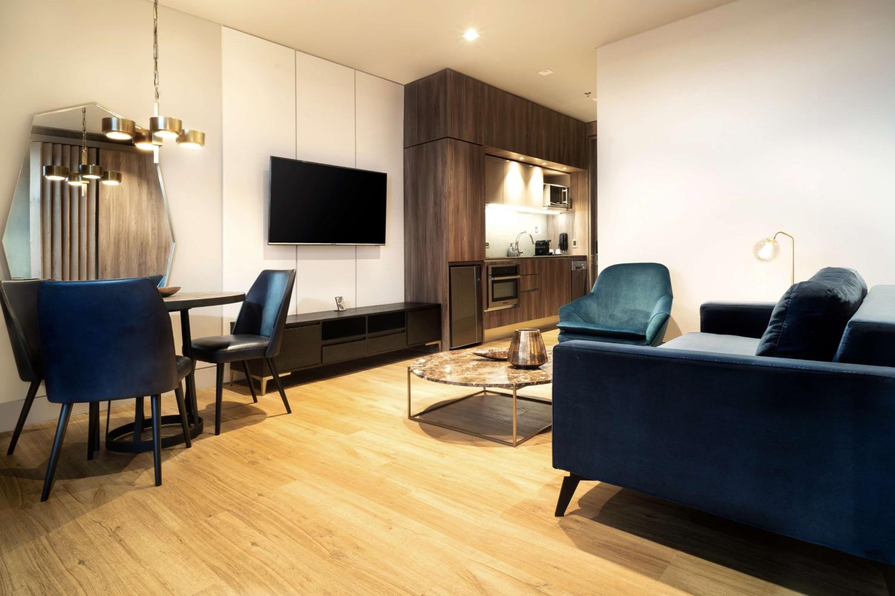 Apartment with One King Bed and Park View - Photo 2