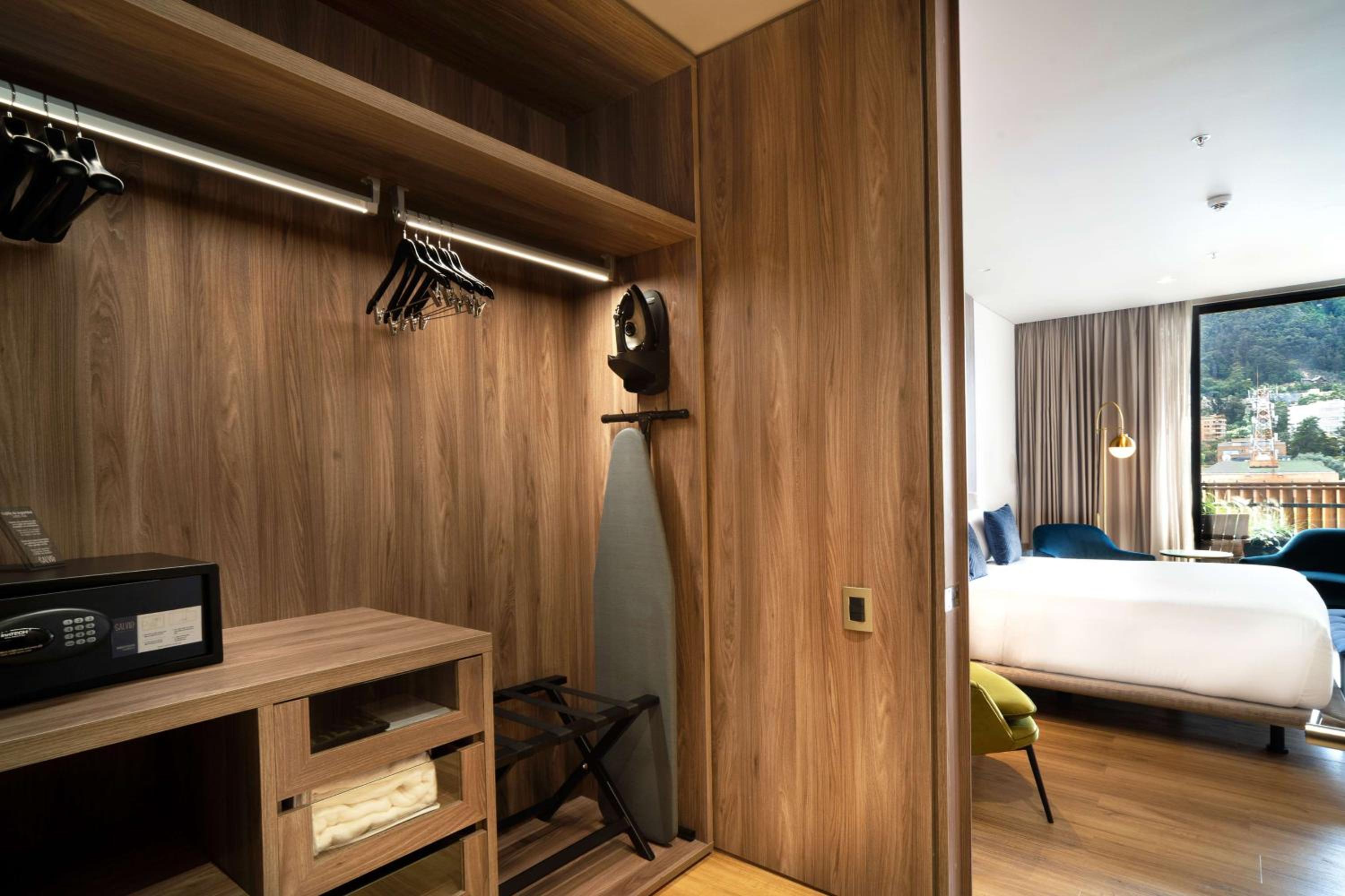 Junior King Apartaroom with Mountain View - Photo 5