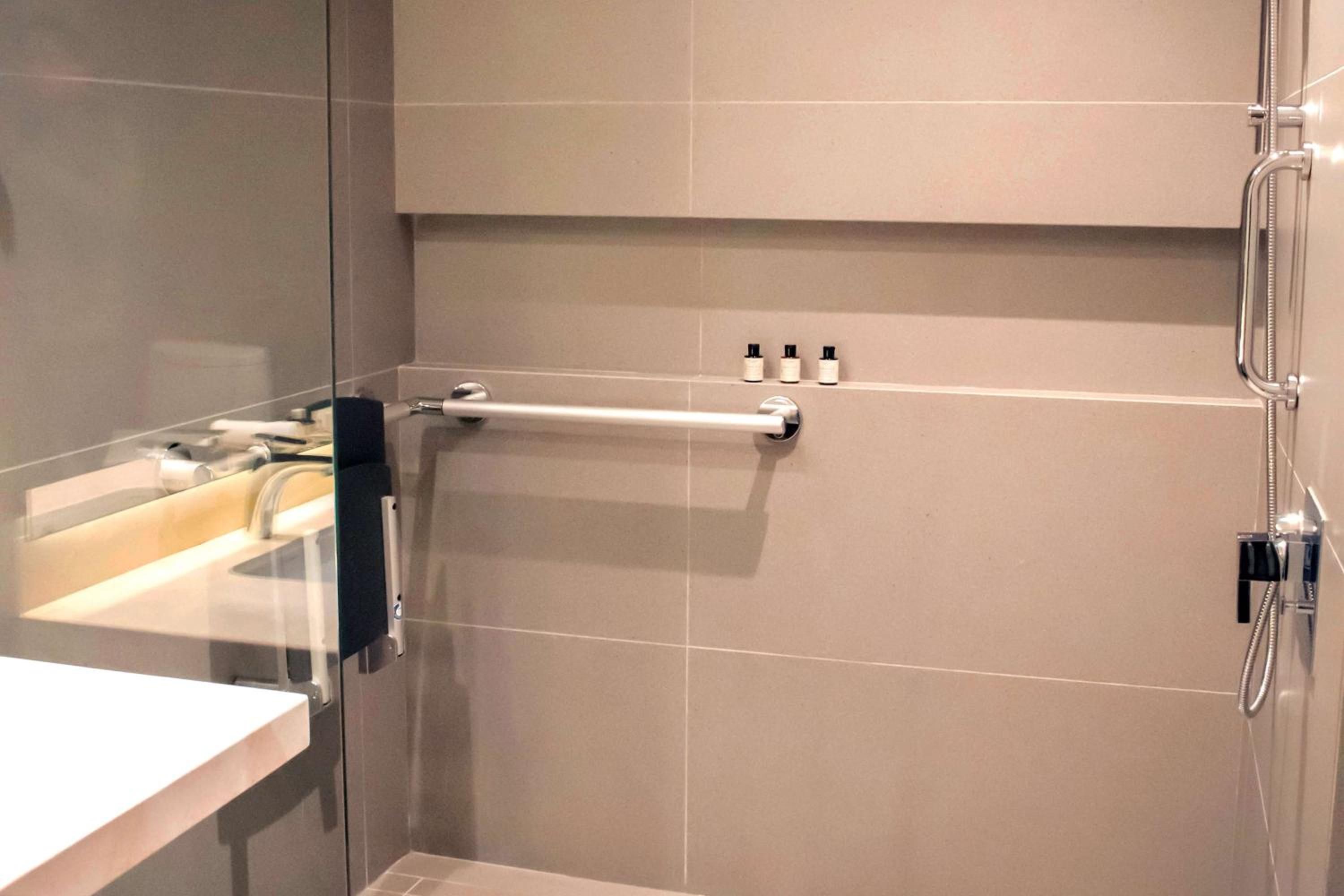 King Room with Roll-In Shower - Mobility Accessible - Photo 9
