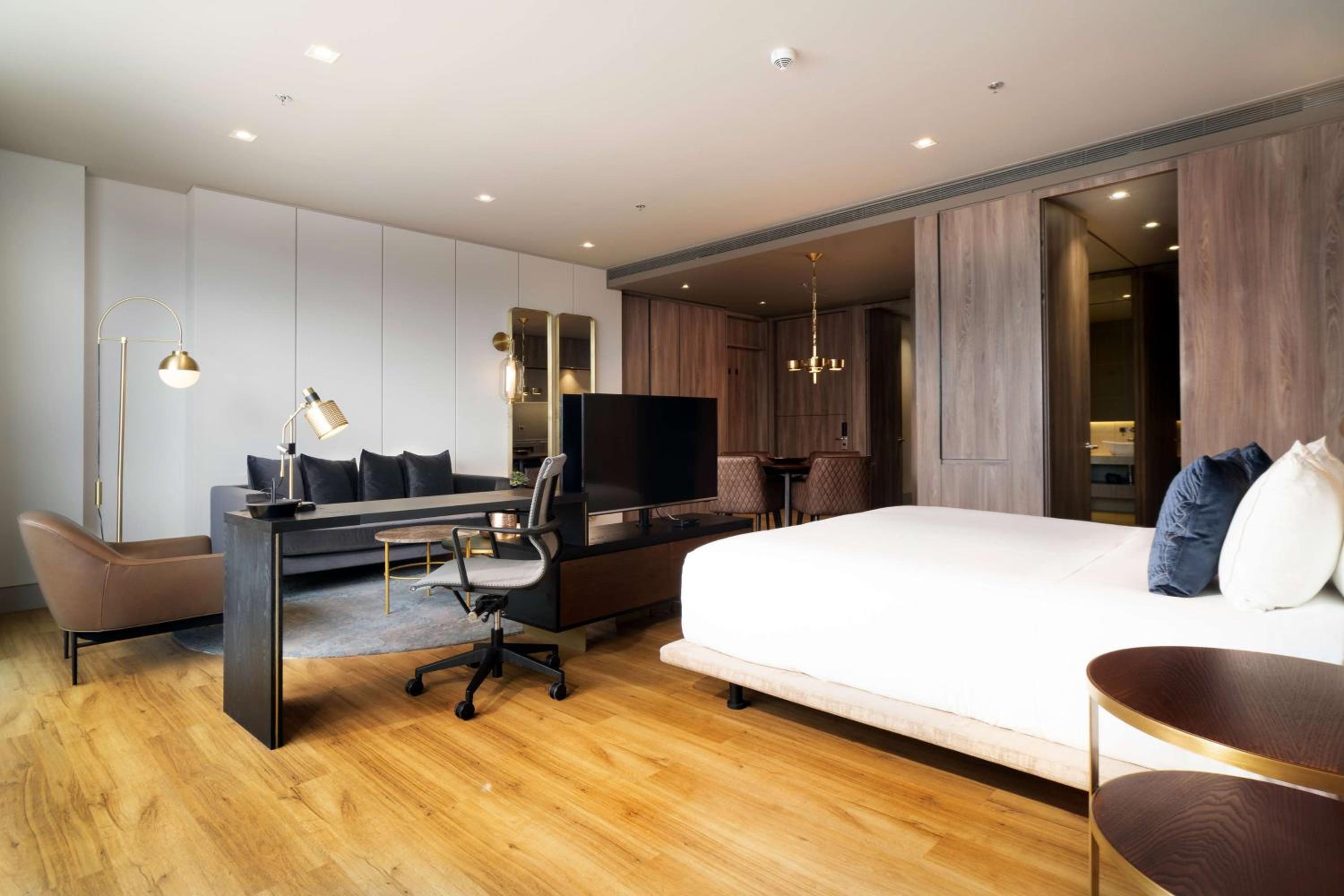 Junior Master King Room with Balcony - Photo 1