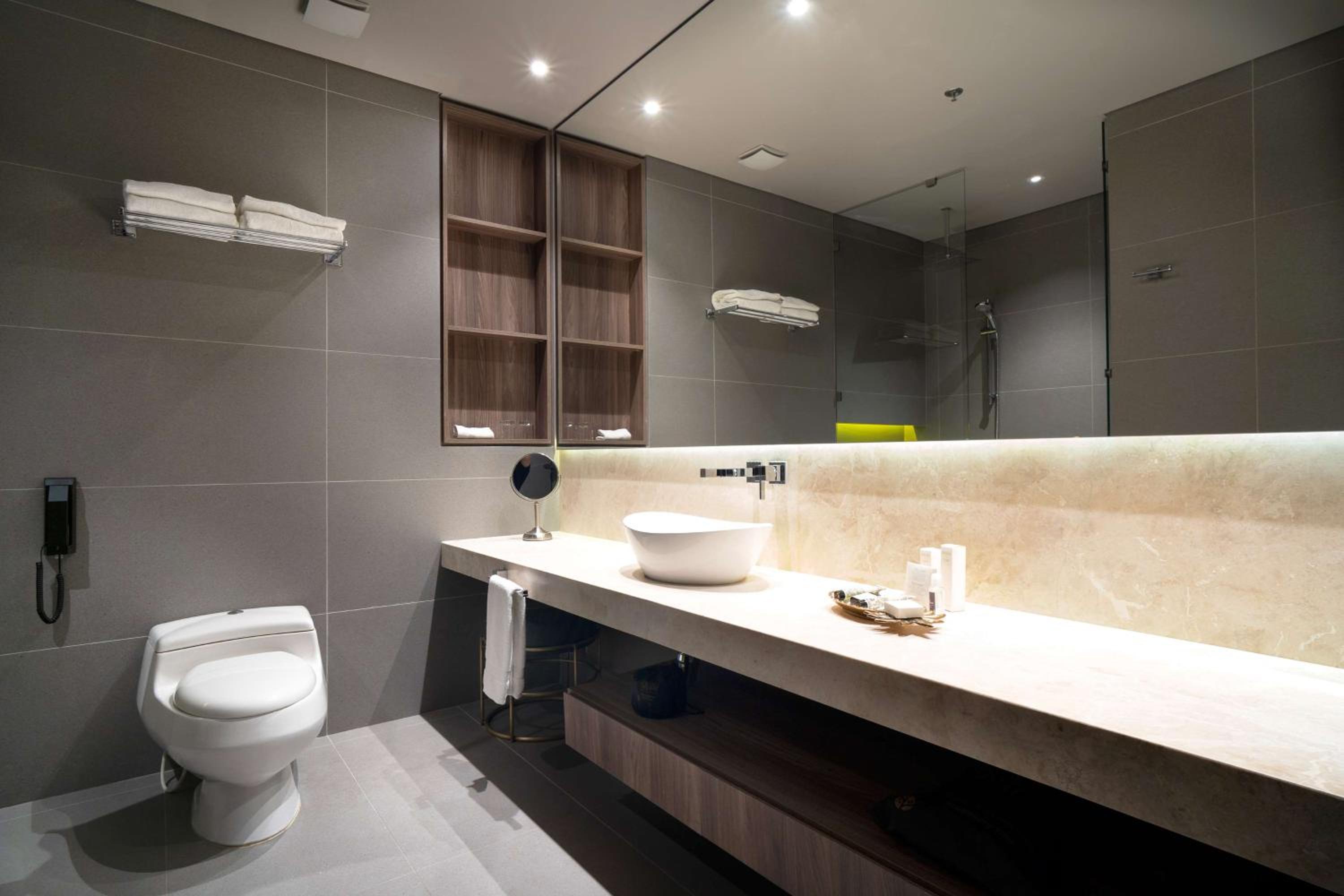 Superior Queen Room with Two Queen Beds - Photo 3
