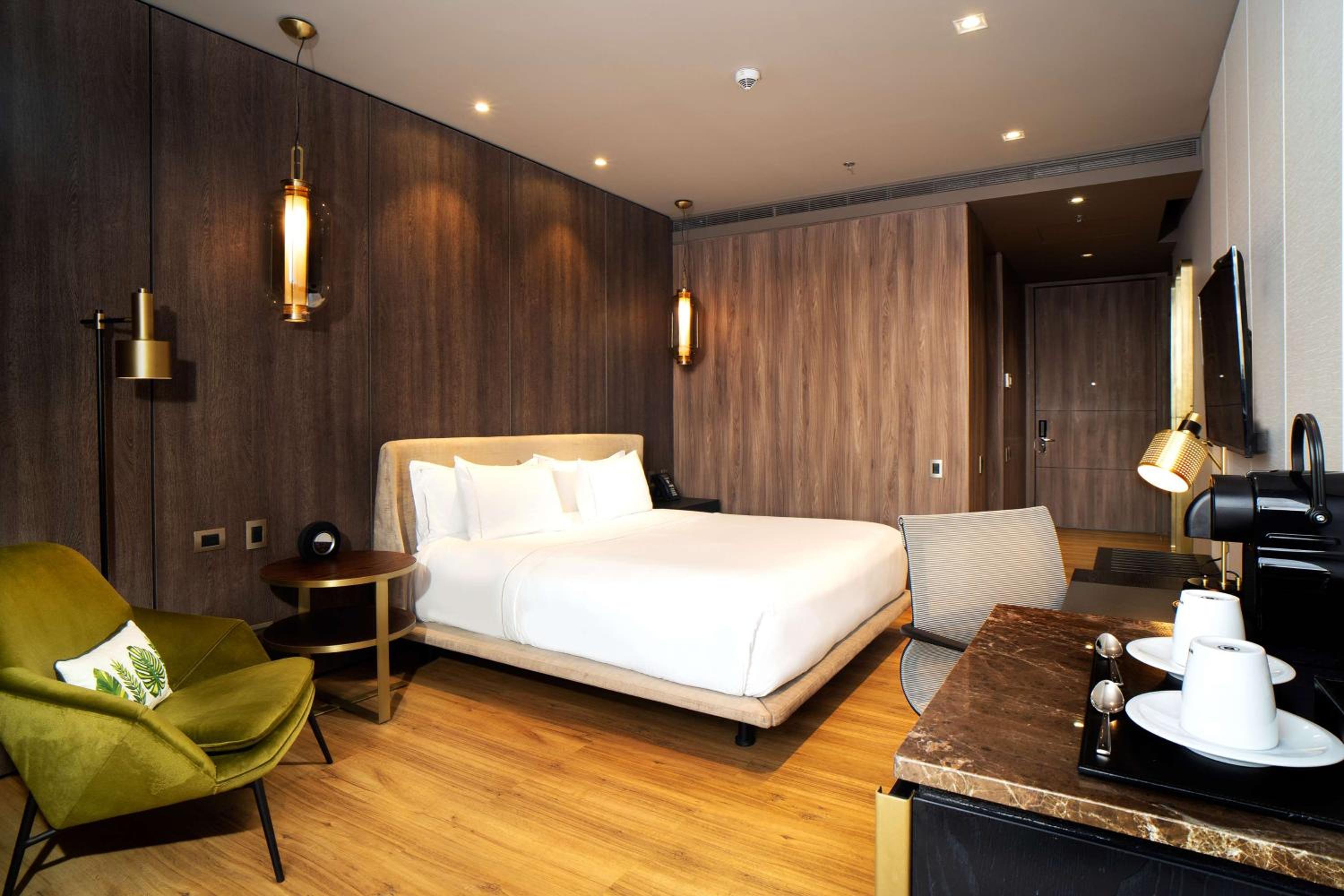 King Room with Roll-In Shower - Mobility Accessible - Photo 4