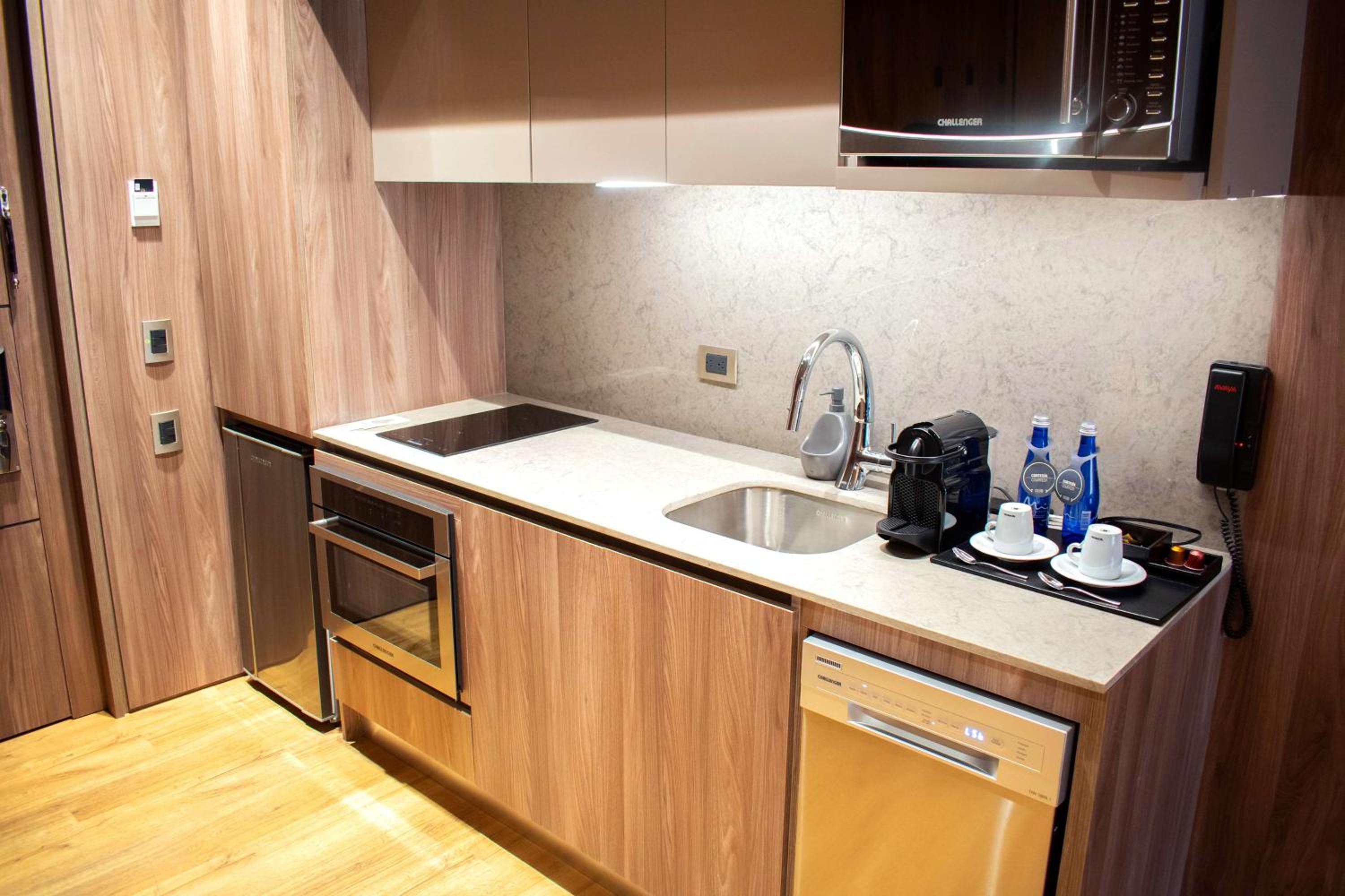 Junior King Apartaroom with Mountain View - Photo 7