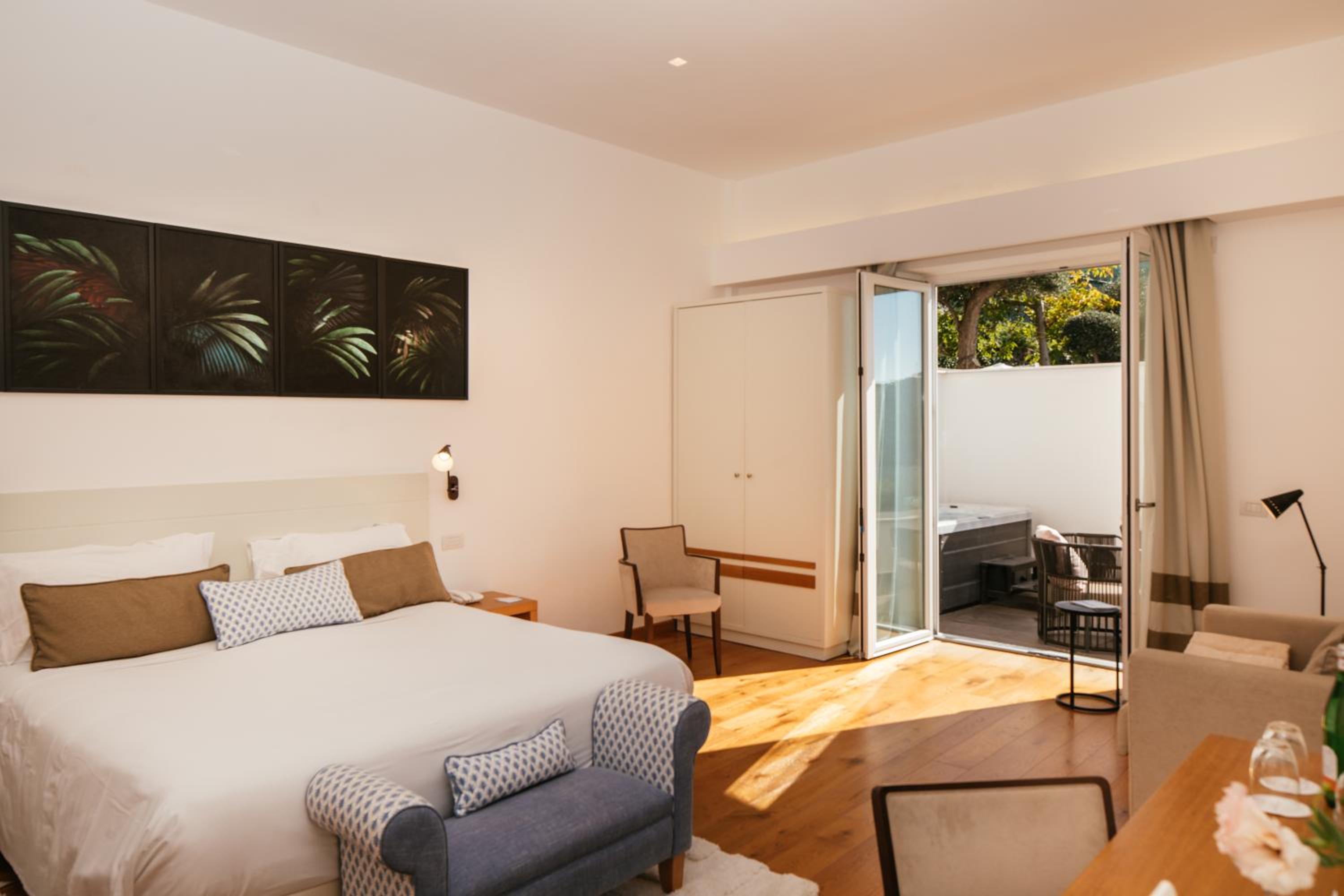 Queen Suite with Spa Bath
