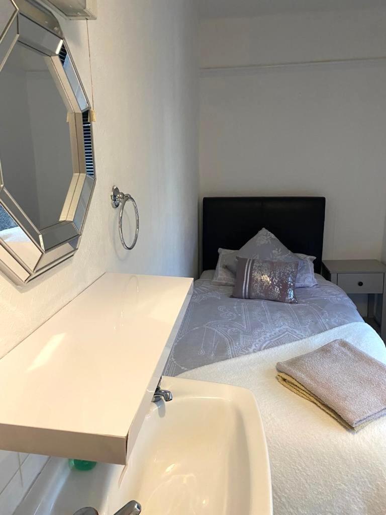 Single Room photo 3