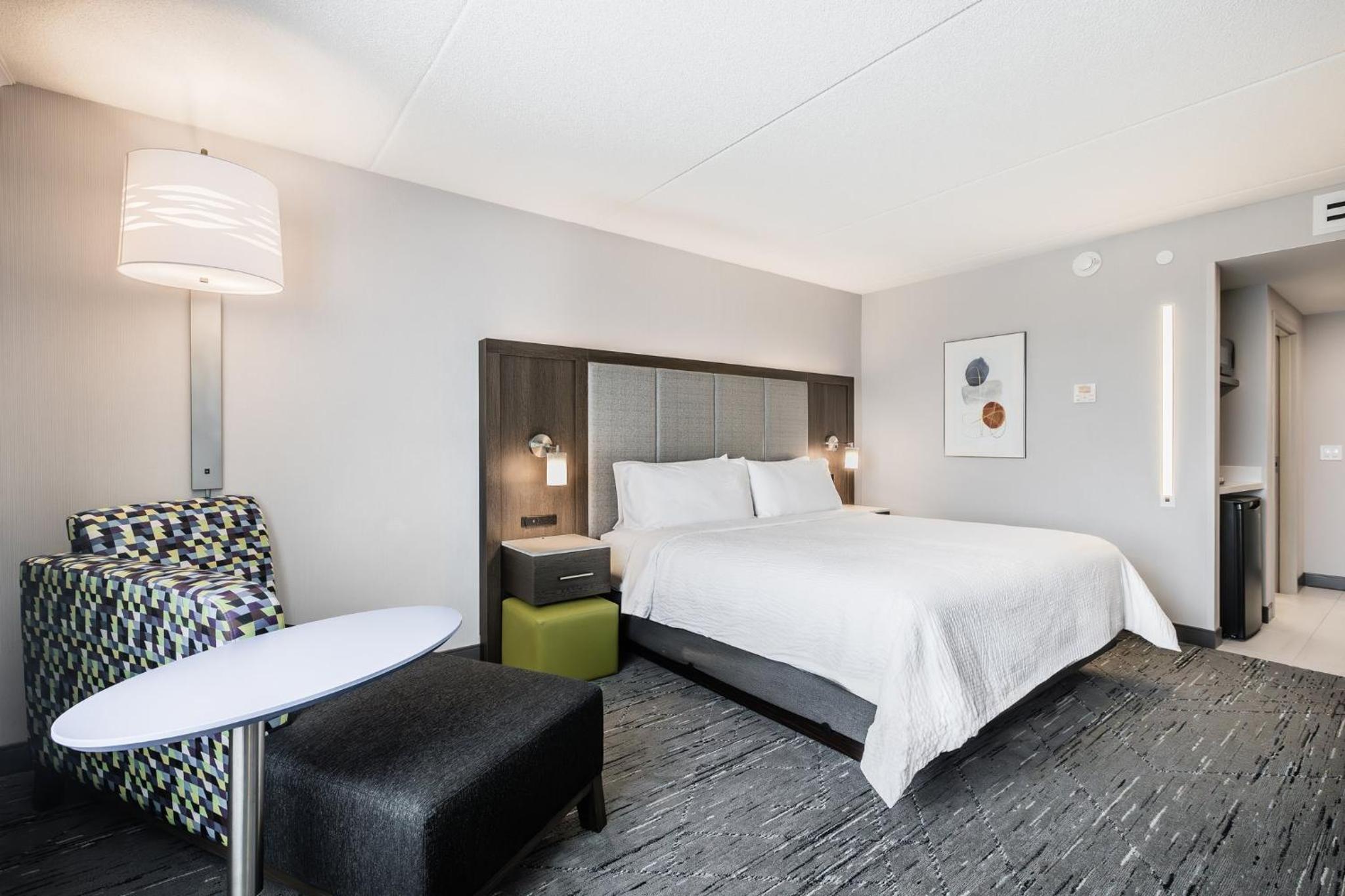 Standard King Room - Photo 12