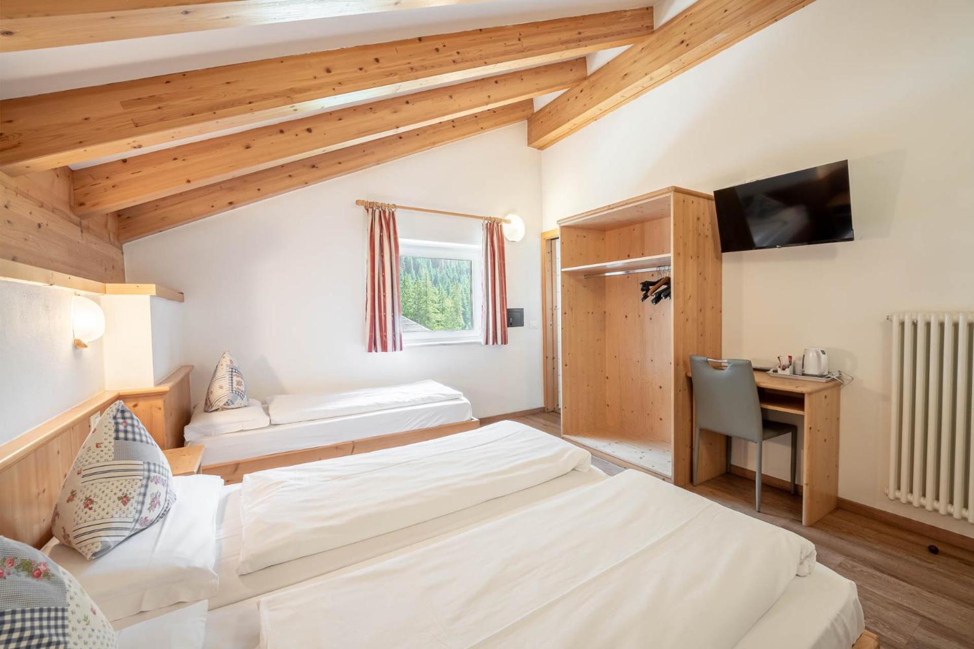 Economy Triple Room with Mountain View - Photo 2