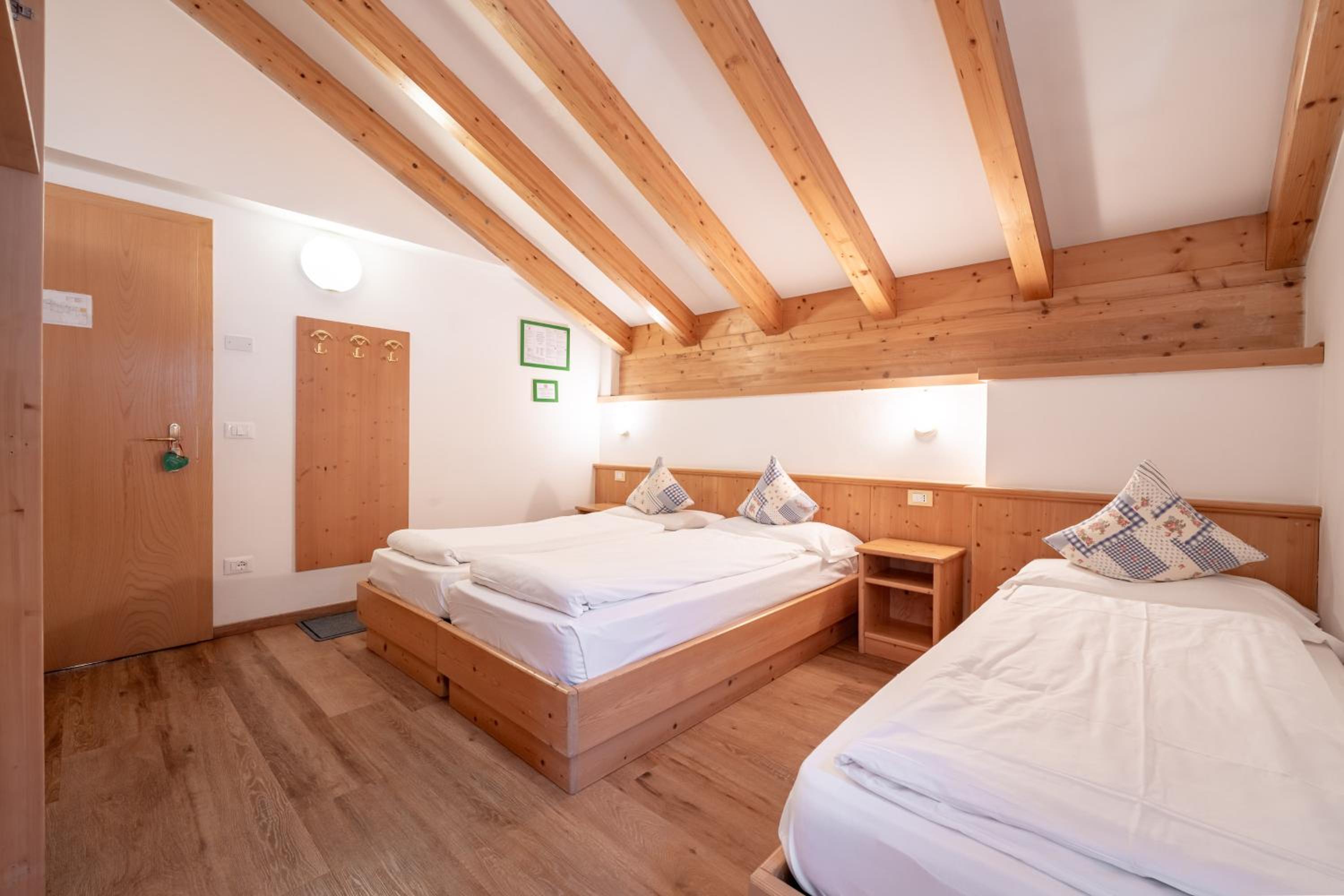 Economy Triple Room with Mountain View - Photo 15