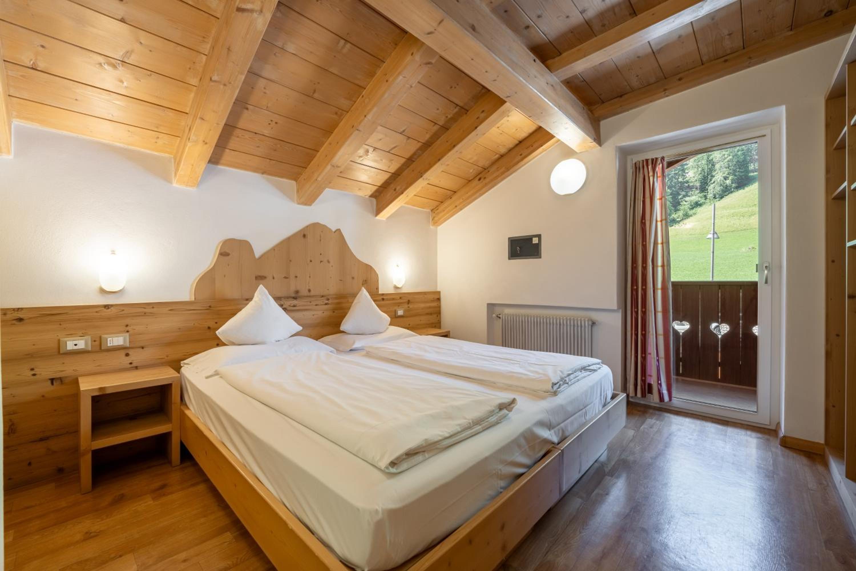 Economy Double or Twin Room with Mountain View - Photo 12