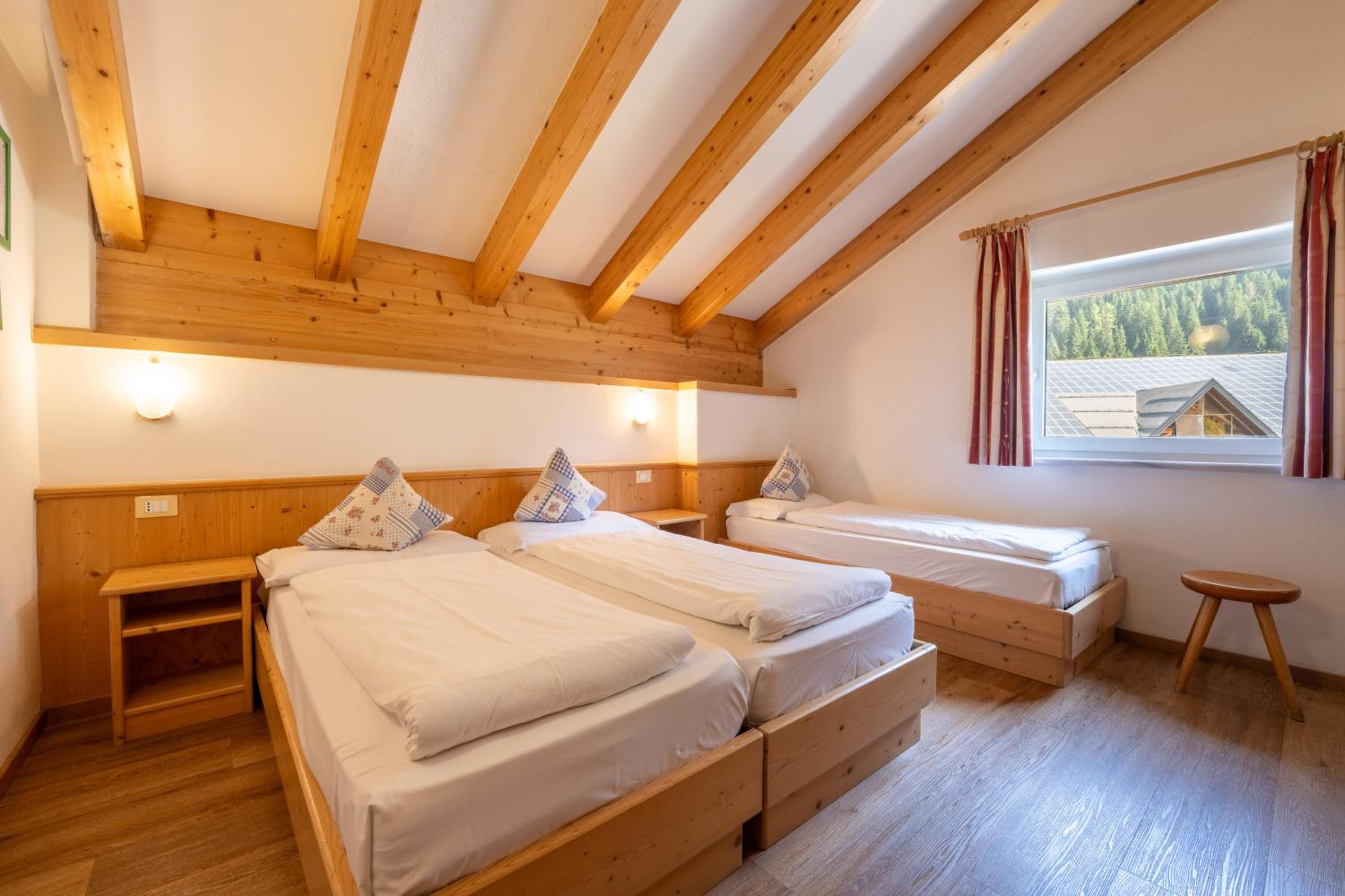 Economy Triple Room with Mountain View - Photo 16