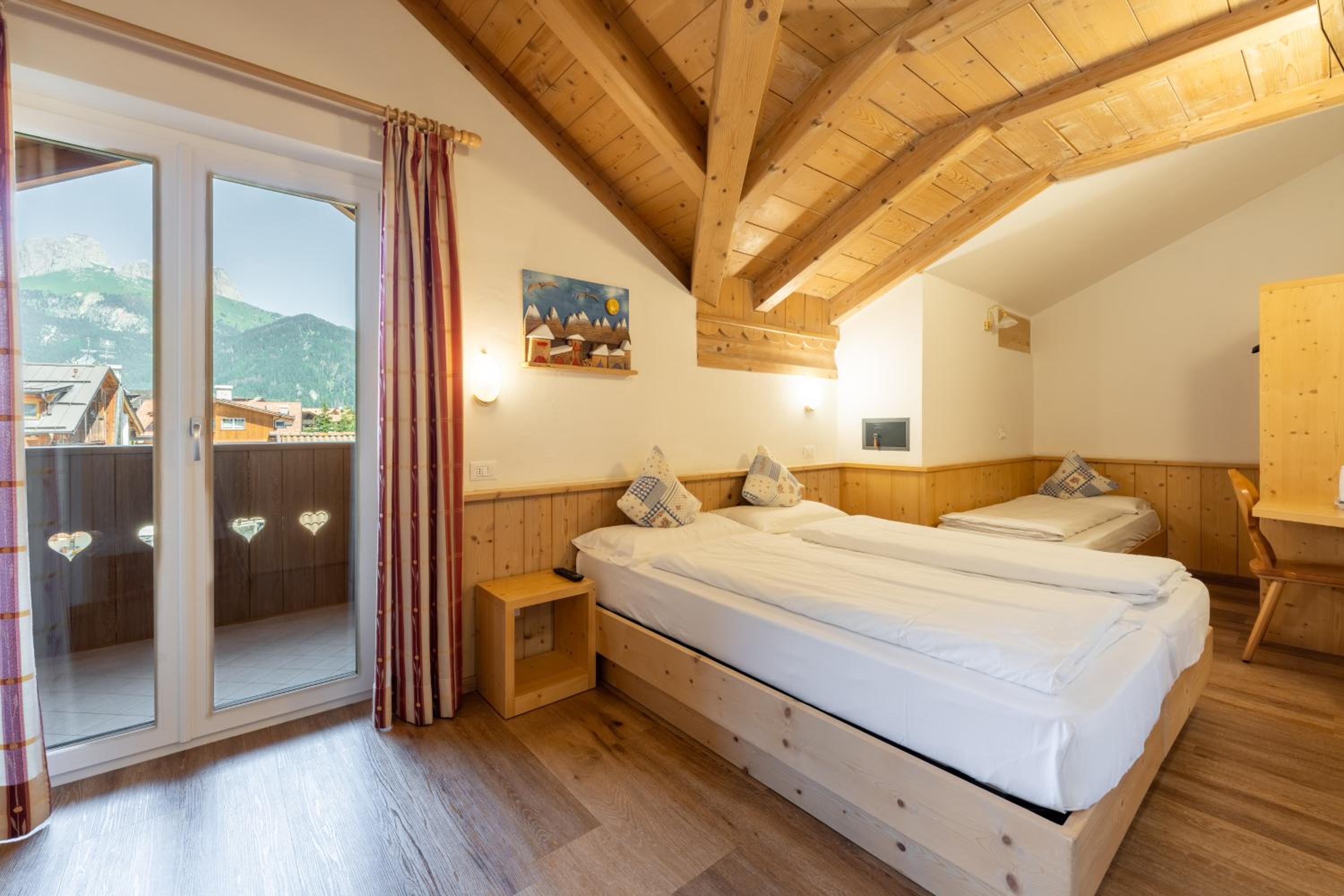 Double or Twin Room with Mountain View - Photo 7