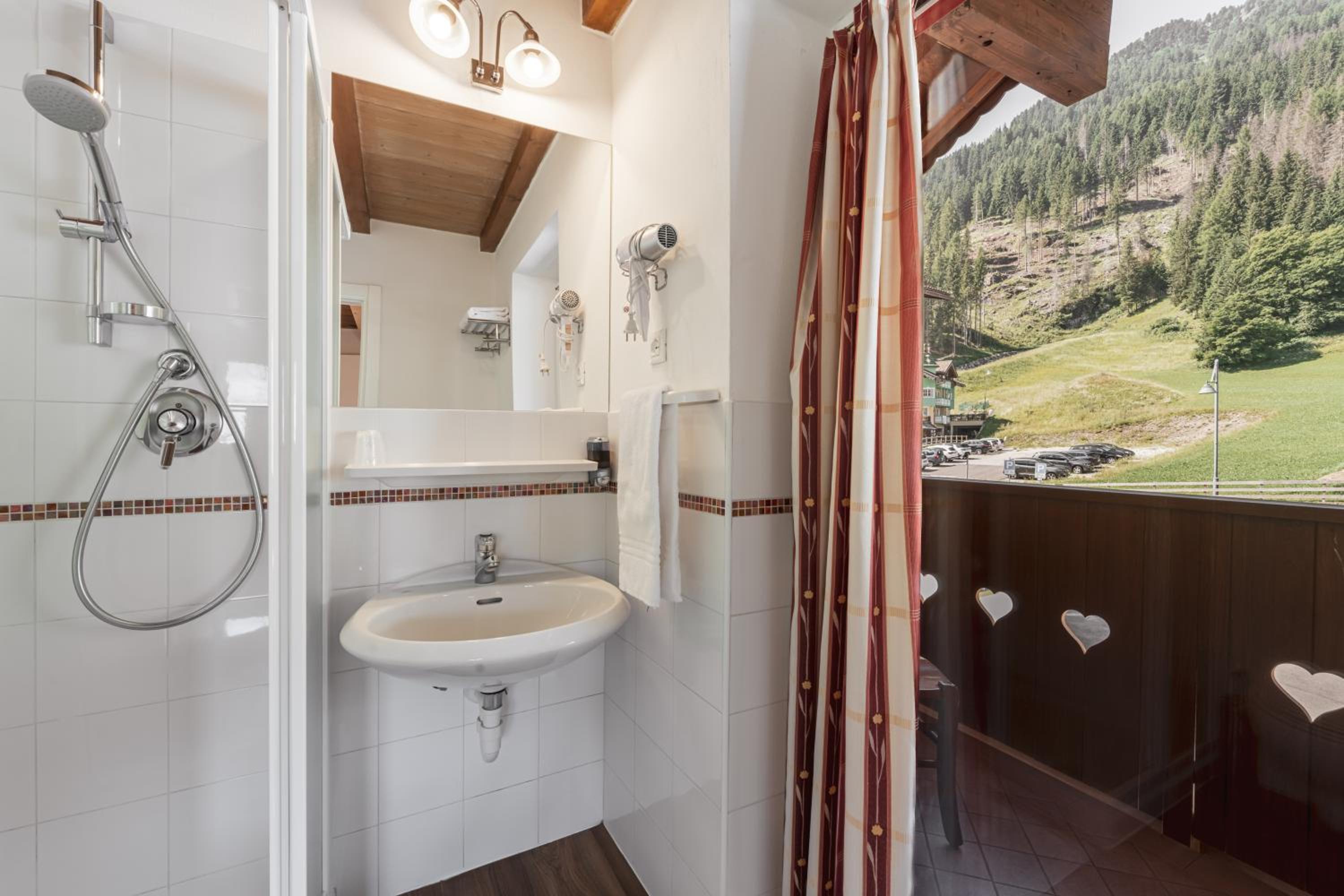 Economy Double or Twin Room with Mountain View - Photo 13