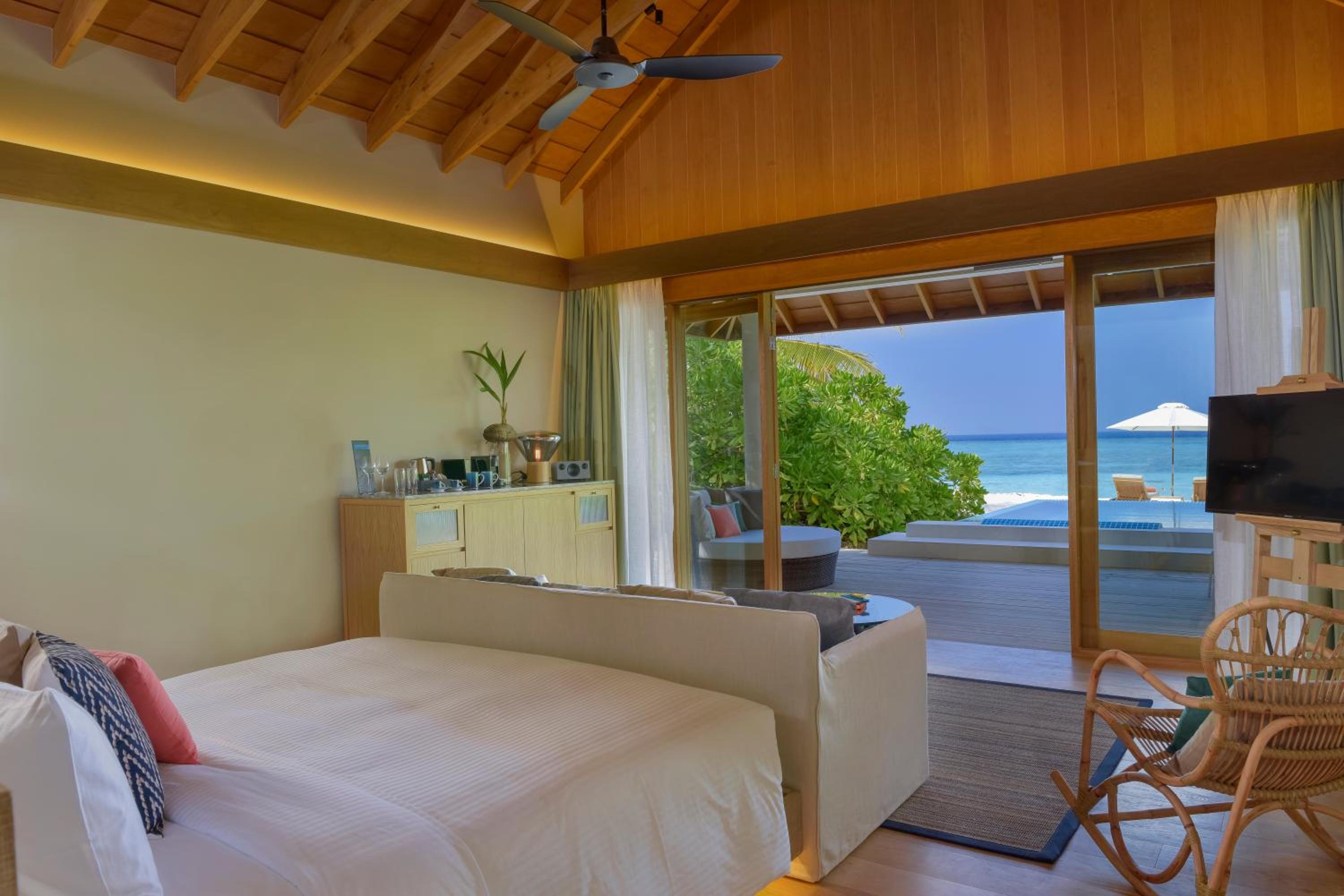 Beach Villa with Pool - Photo 9