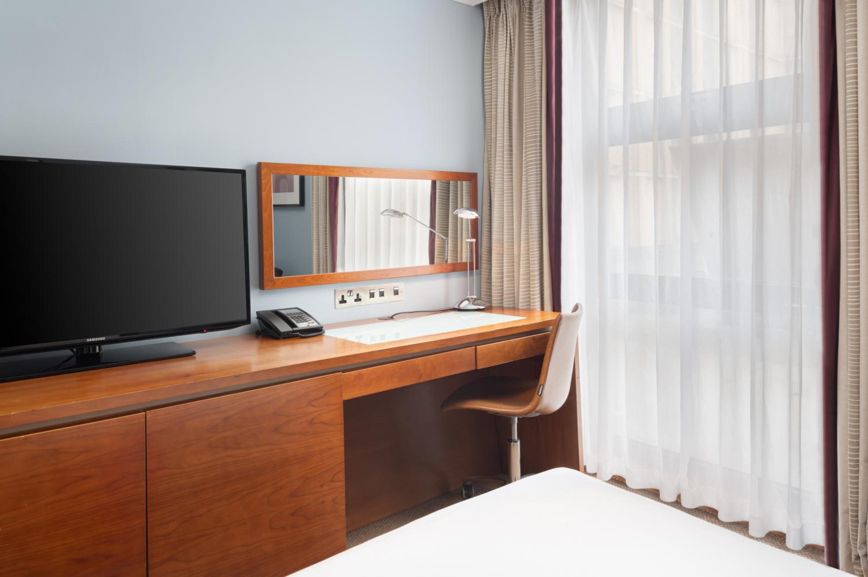 Deluxe Twin Room thumbnail 5