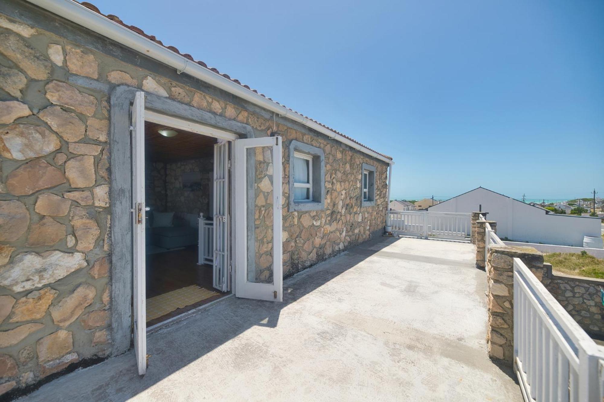 Three-Bedroom House photo 2