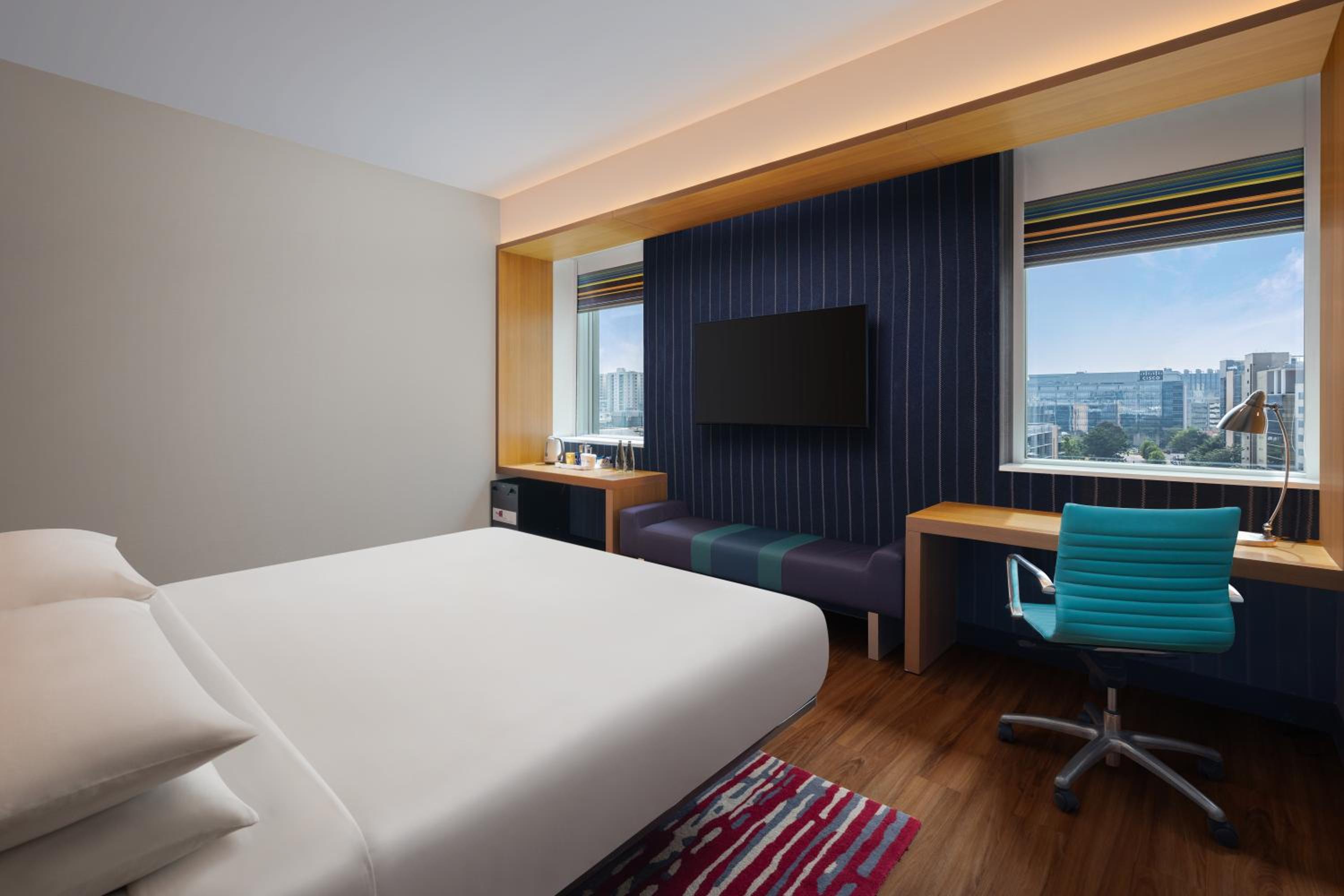 Club Room, 1 King, City view, High floor photo 2