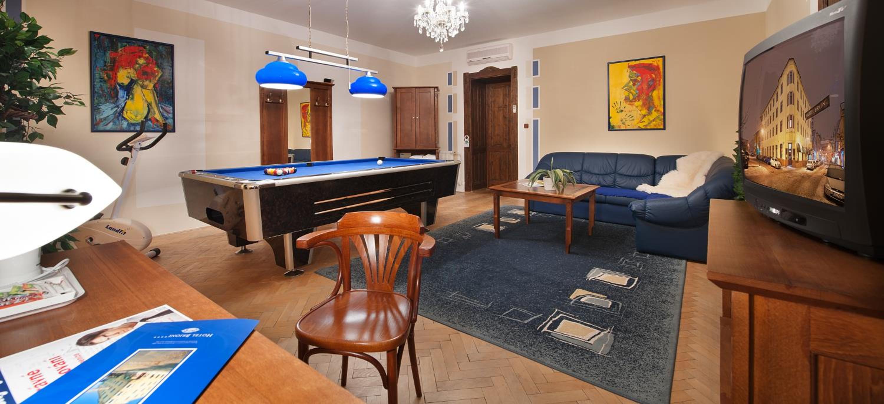 Executive Suite with Billiard Table photo 3