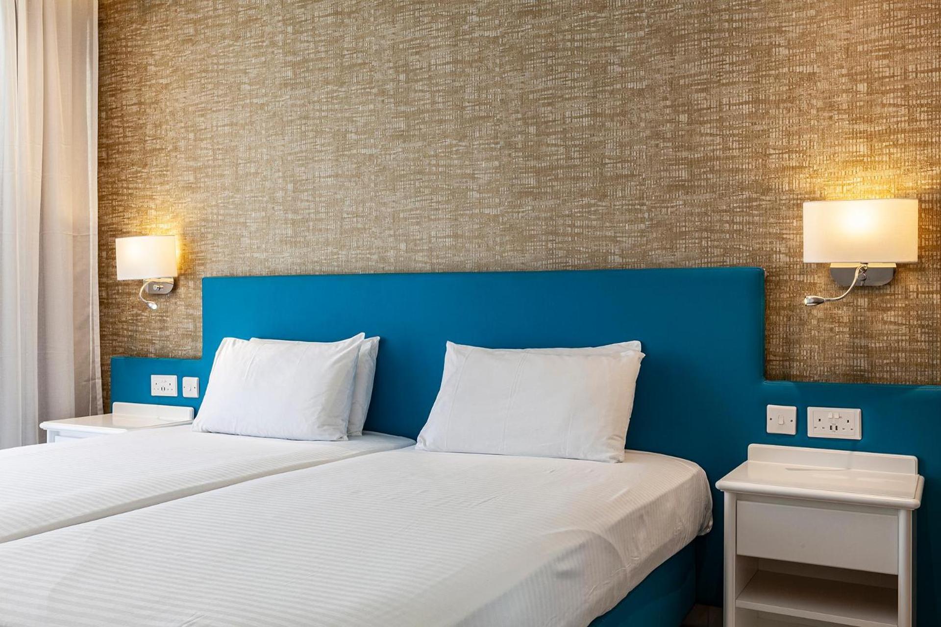 Twin Room with Pool View - Photo 2