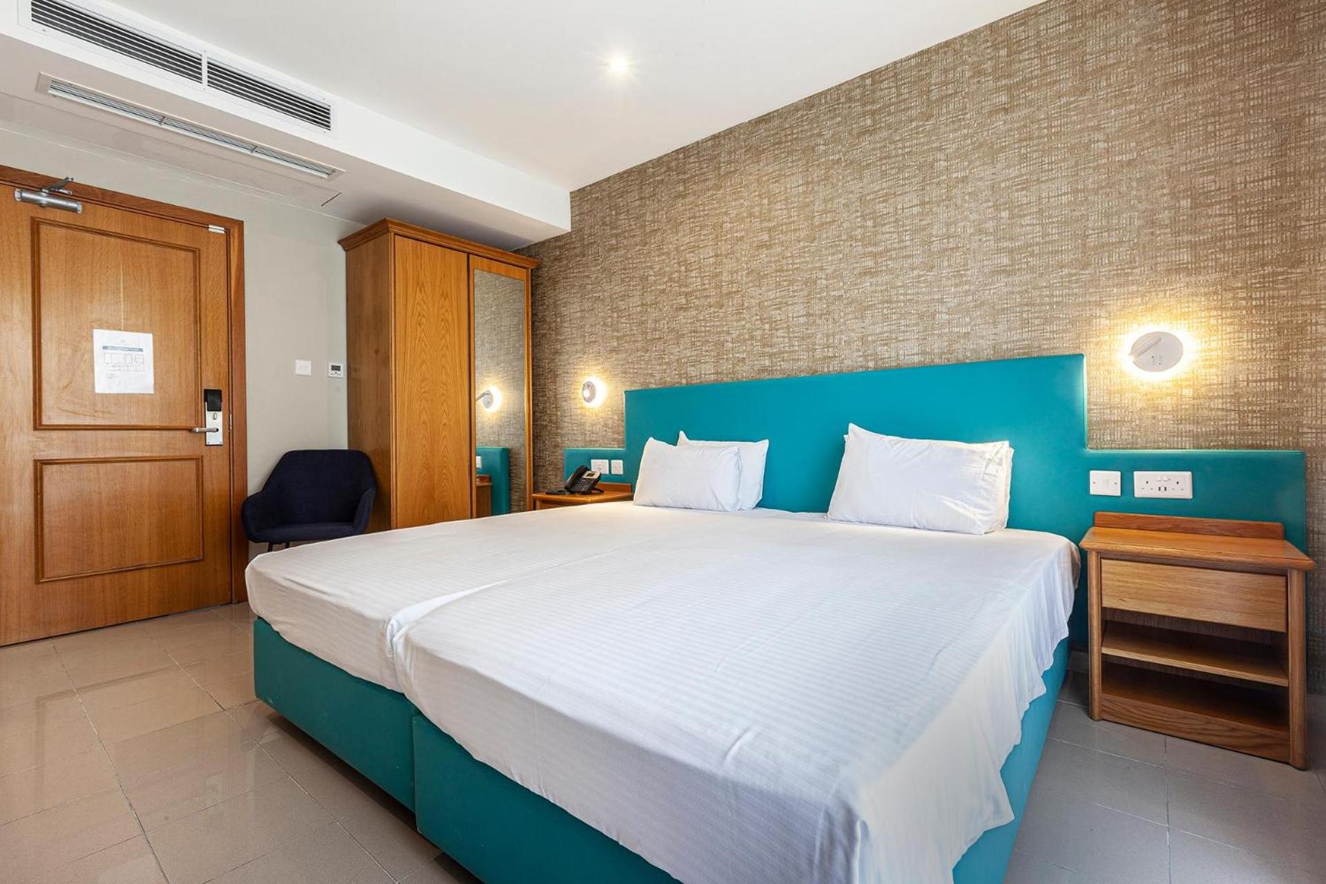 Standard Twin Room - Photo 10