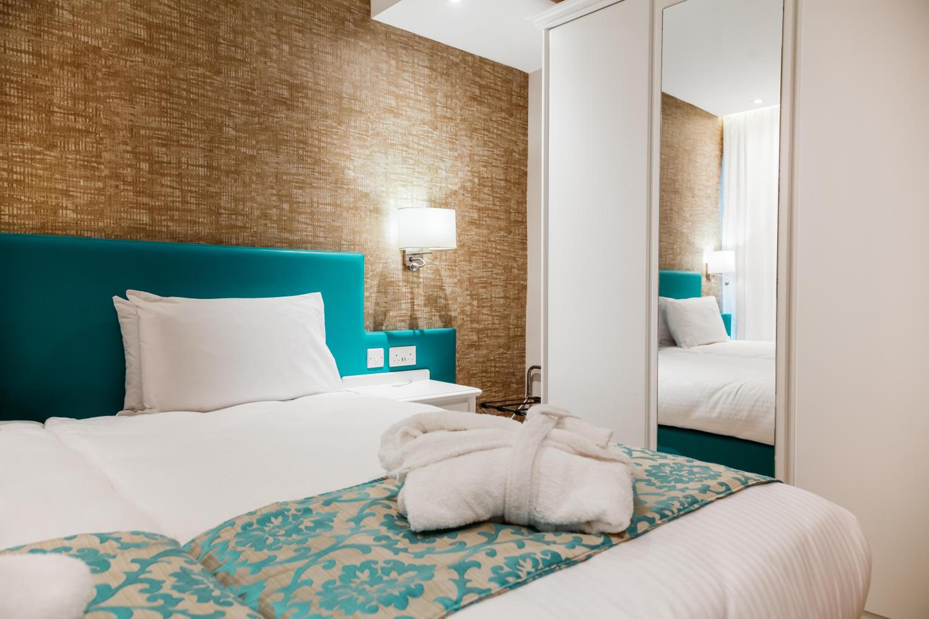 Standard Twin Room - Photo 4