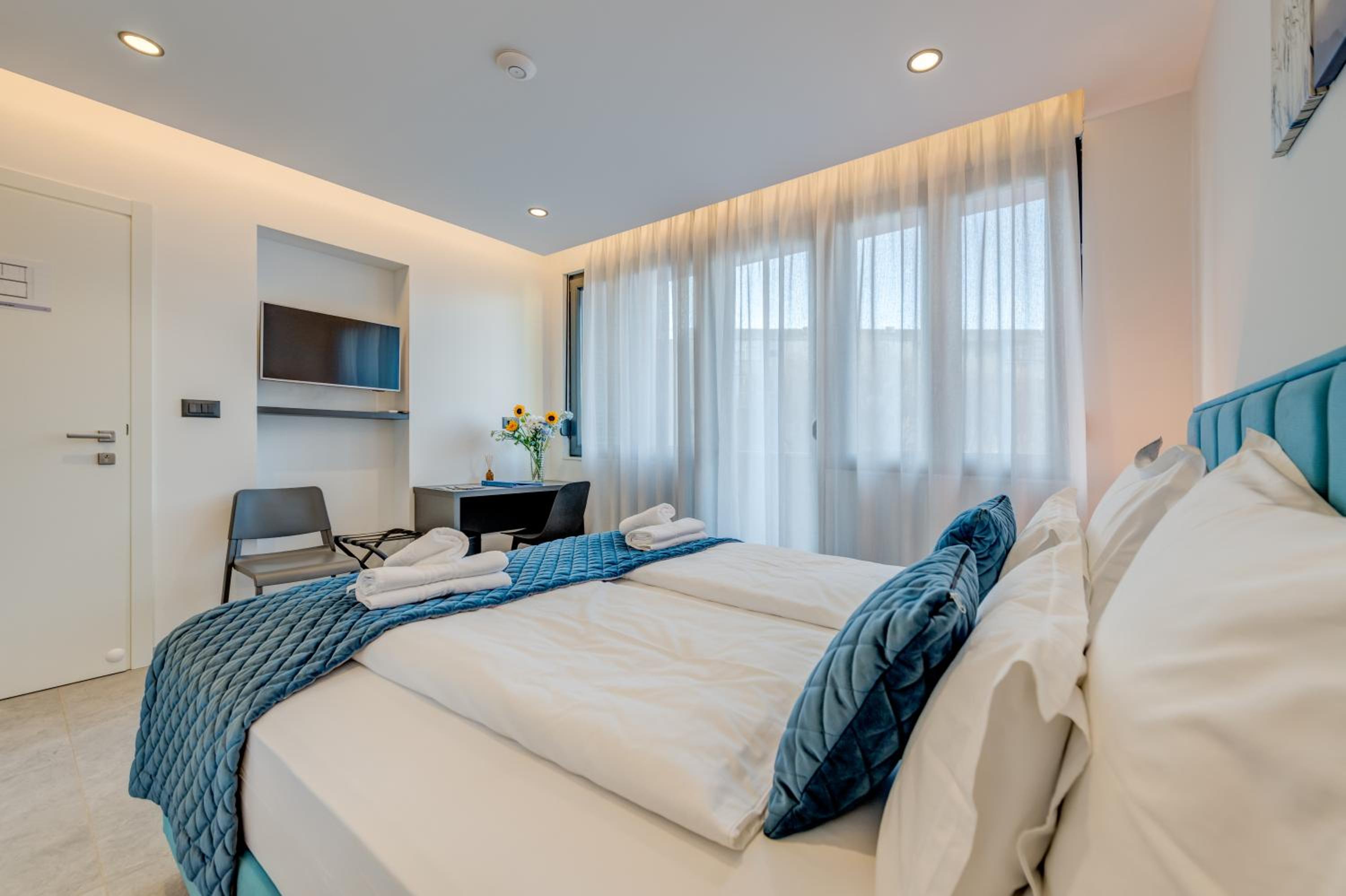 Deluxe Double Room with Balcony photo 2