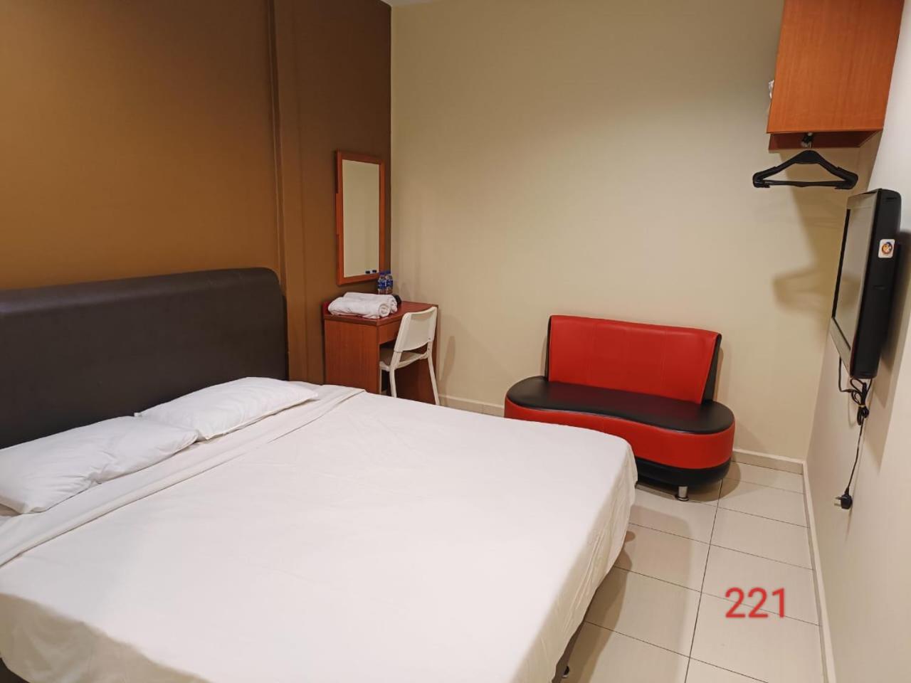 Standard King Room - Photo 5