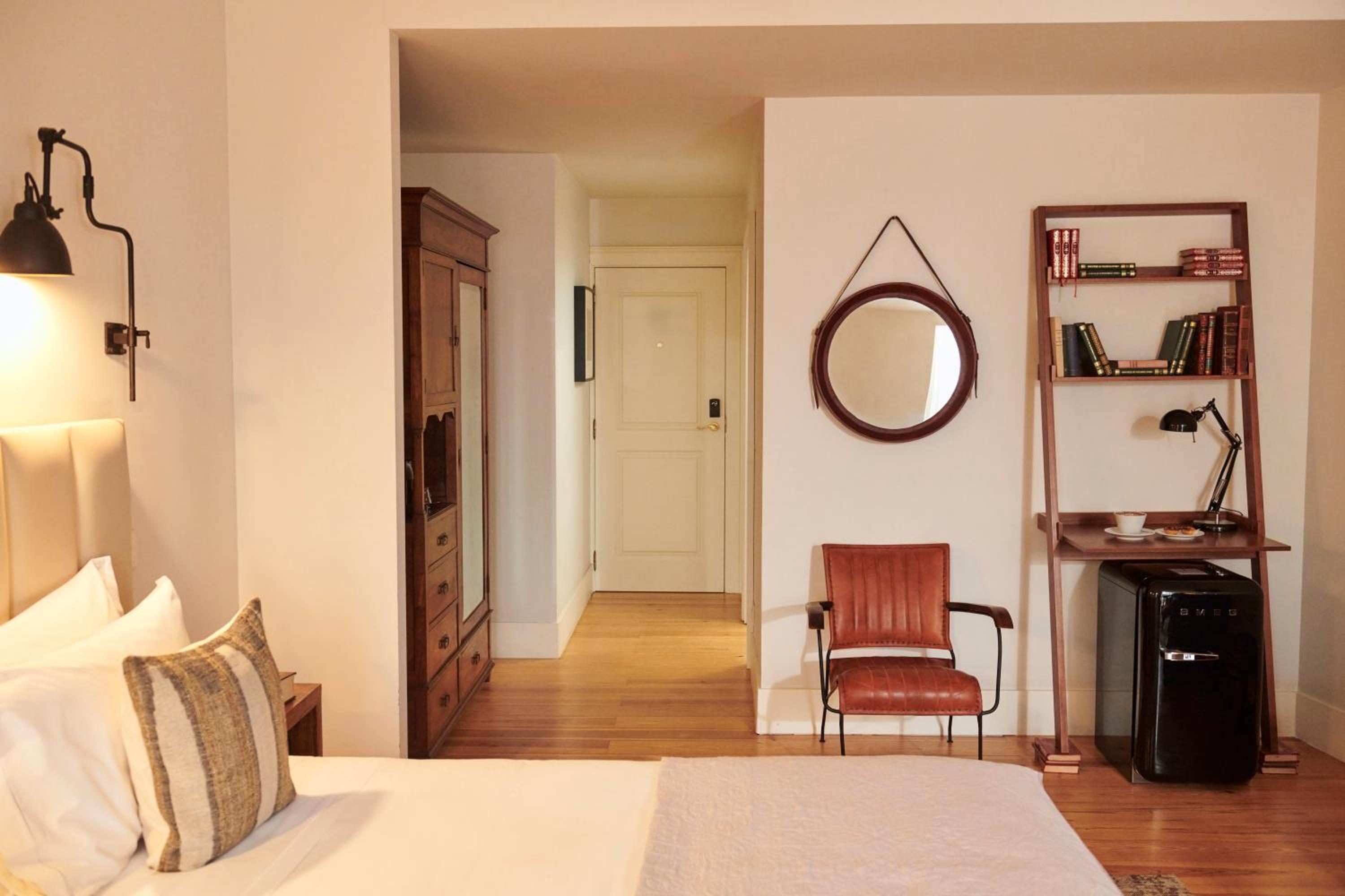 Deluxe King Room - Photo 3
