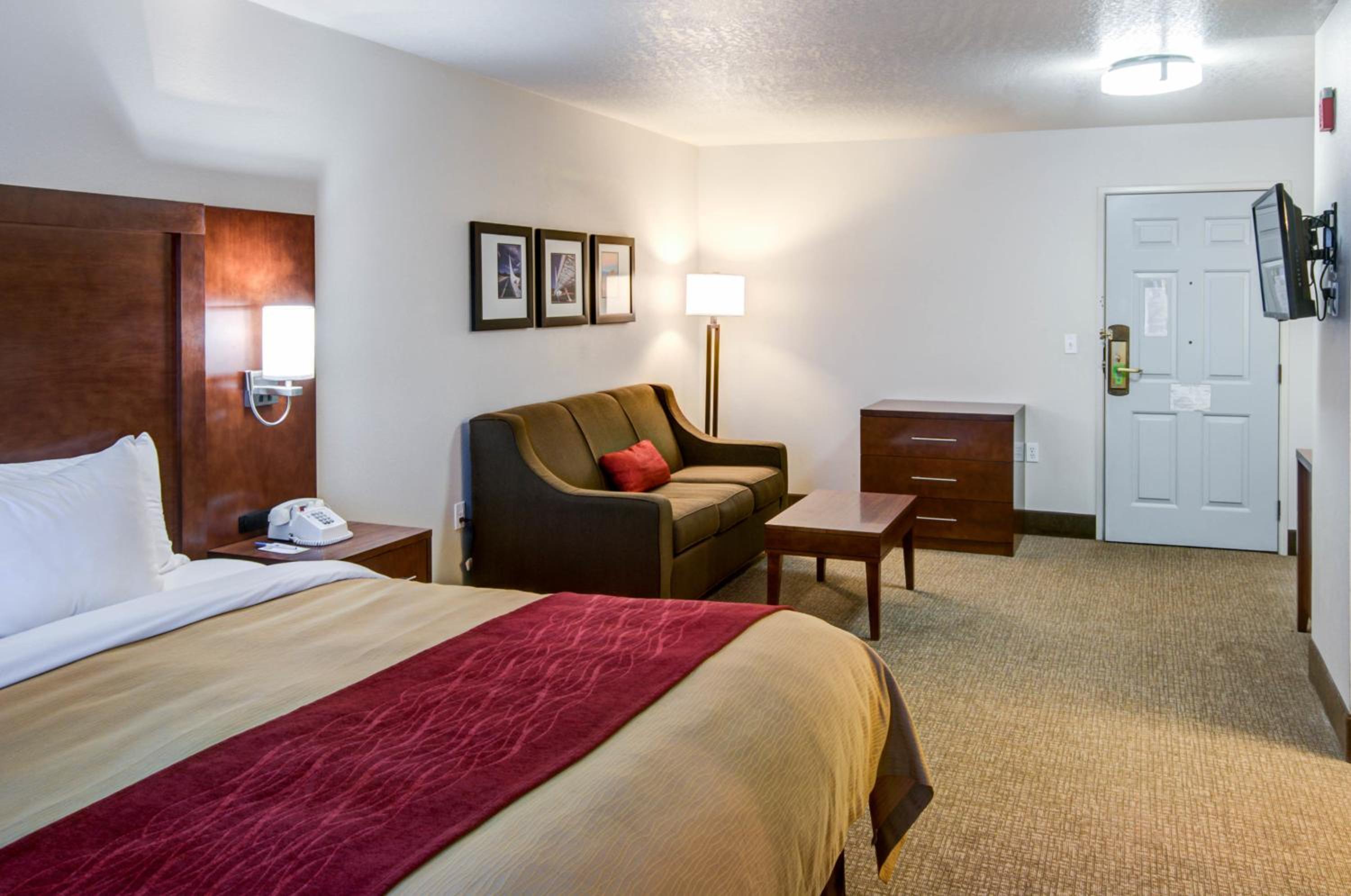 King Room with Sofa Bed  - Non-Smoking - Photo 8
