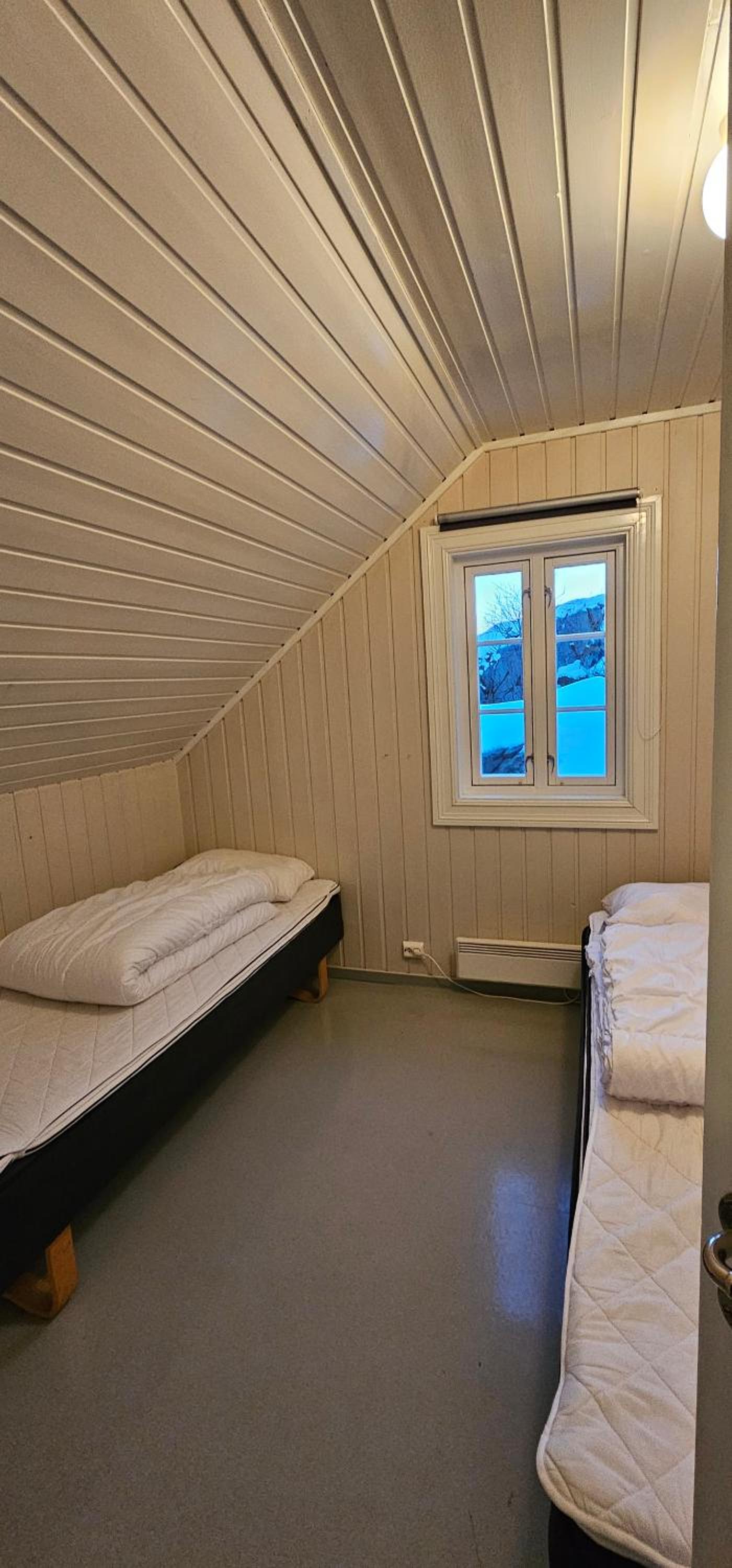 Five-Bedroom House - Photo 9