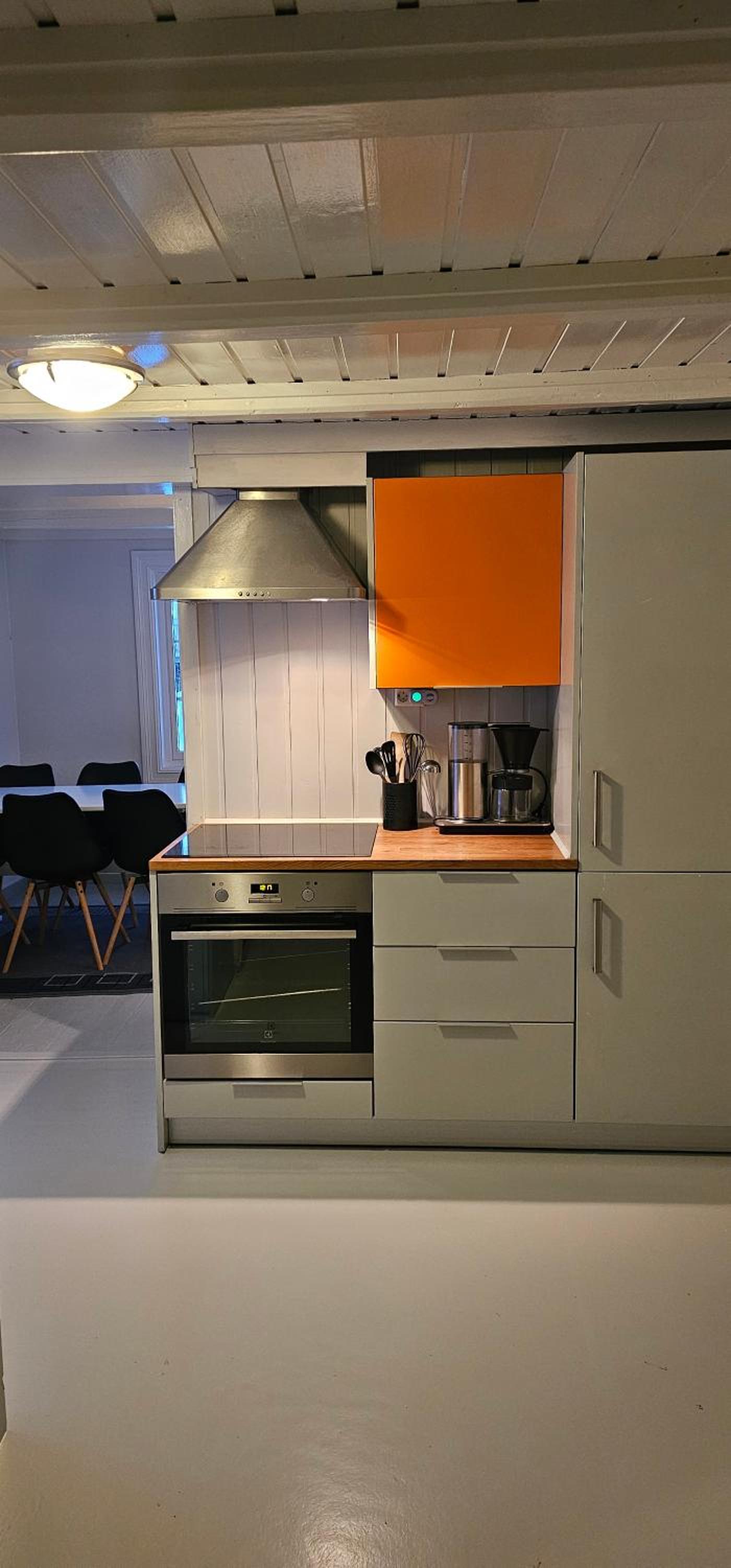 Five-Bedroom House - Photo 2