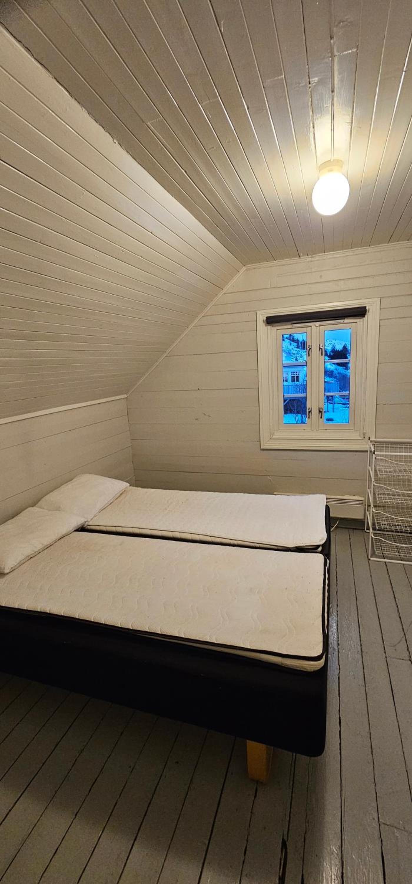 Five-Bedroom House - Photo 12