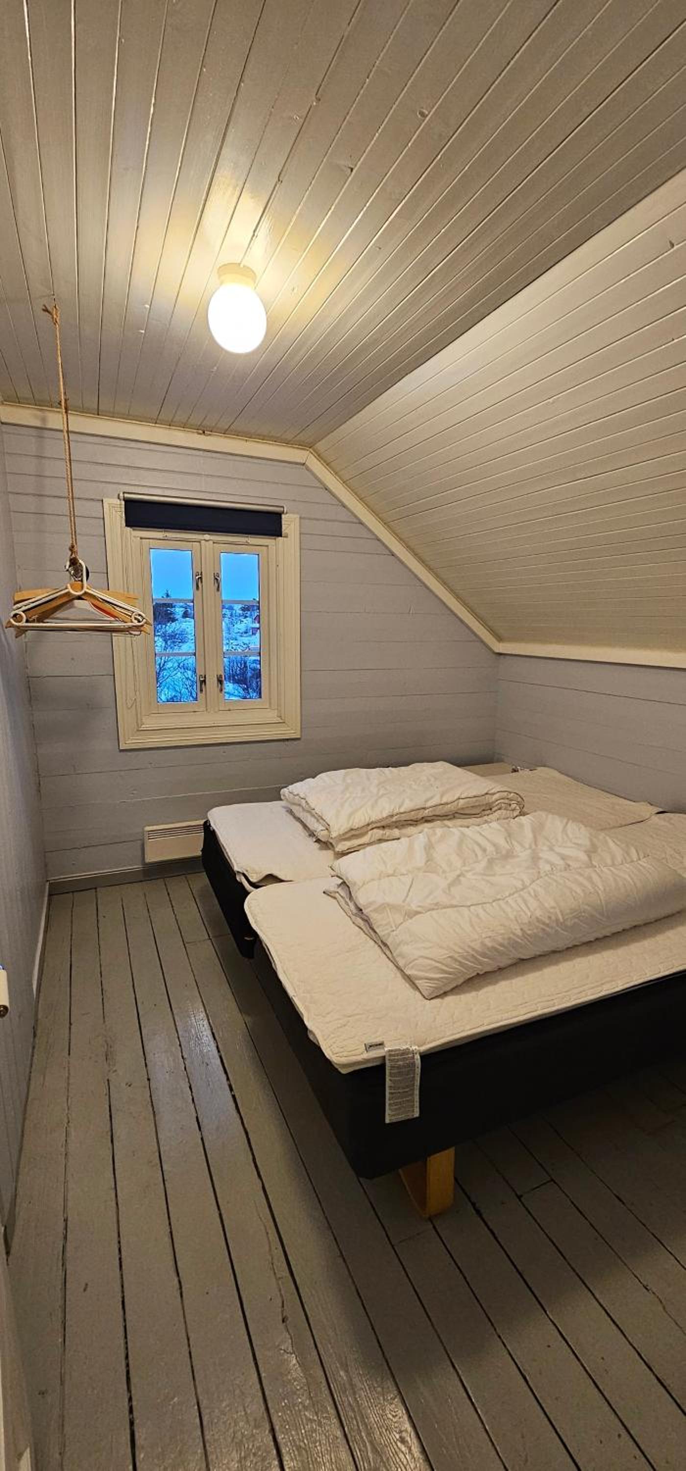 Five-Bedroom House - Photo 4