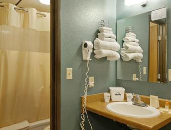 Queen Room with Two Queen Beds - Smoking - Photo 2