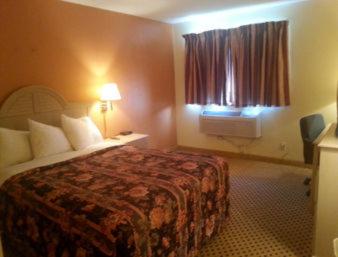 Queen Room - Non-Smoking - Photo 1