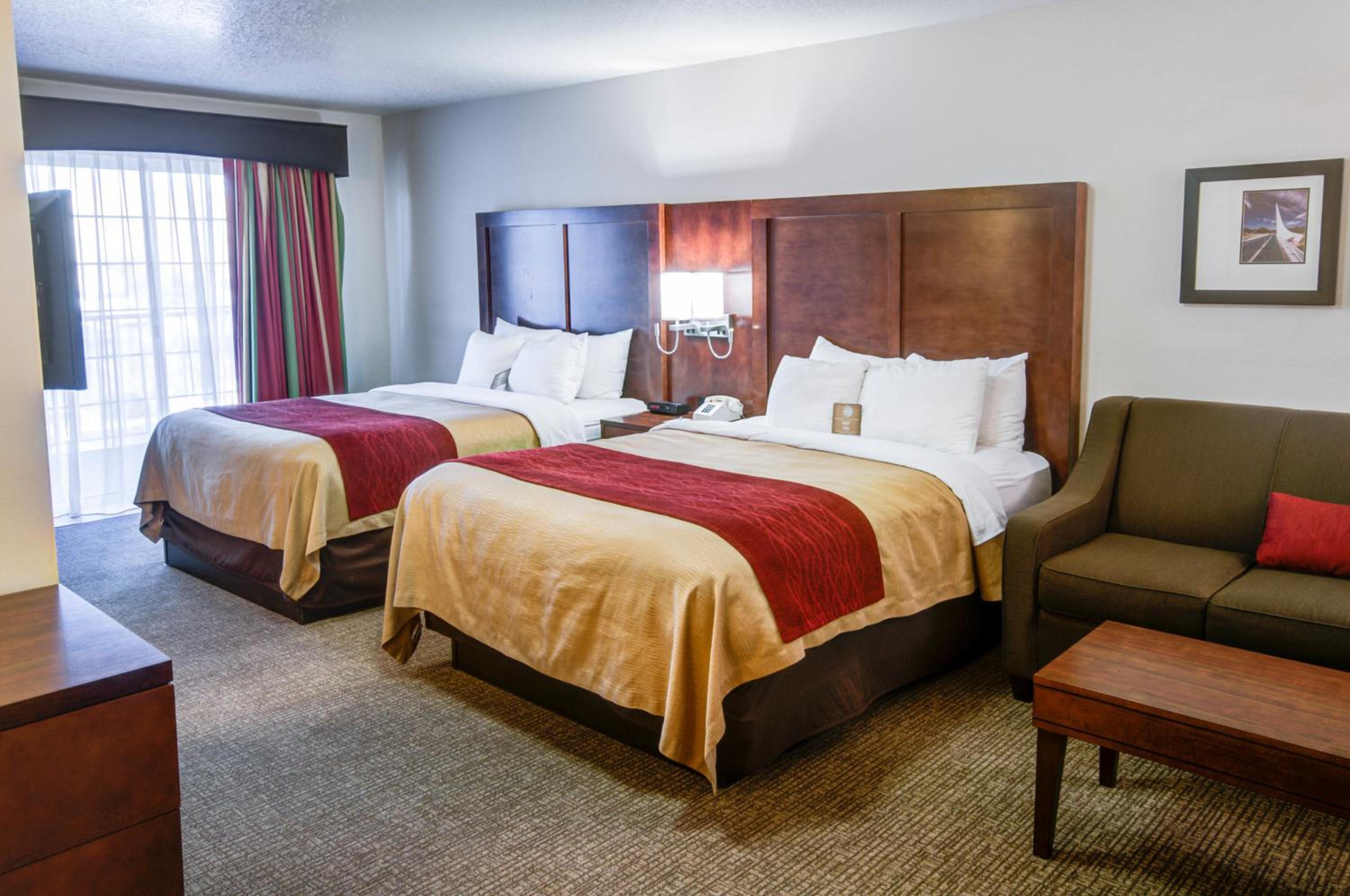 Queen Room with Two Queen Beds and Sofa Bed - Non-Smoking - Photo 5