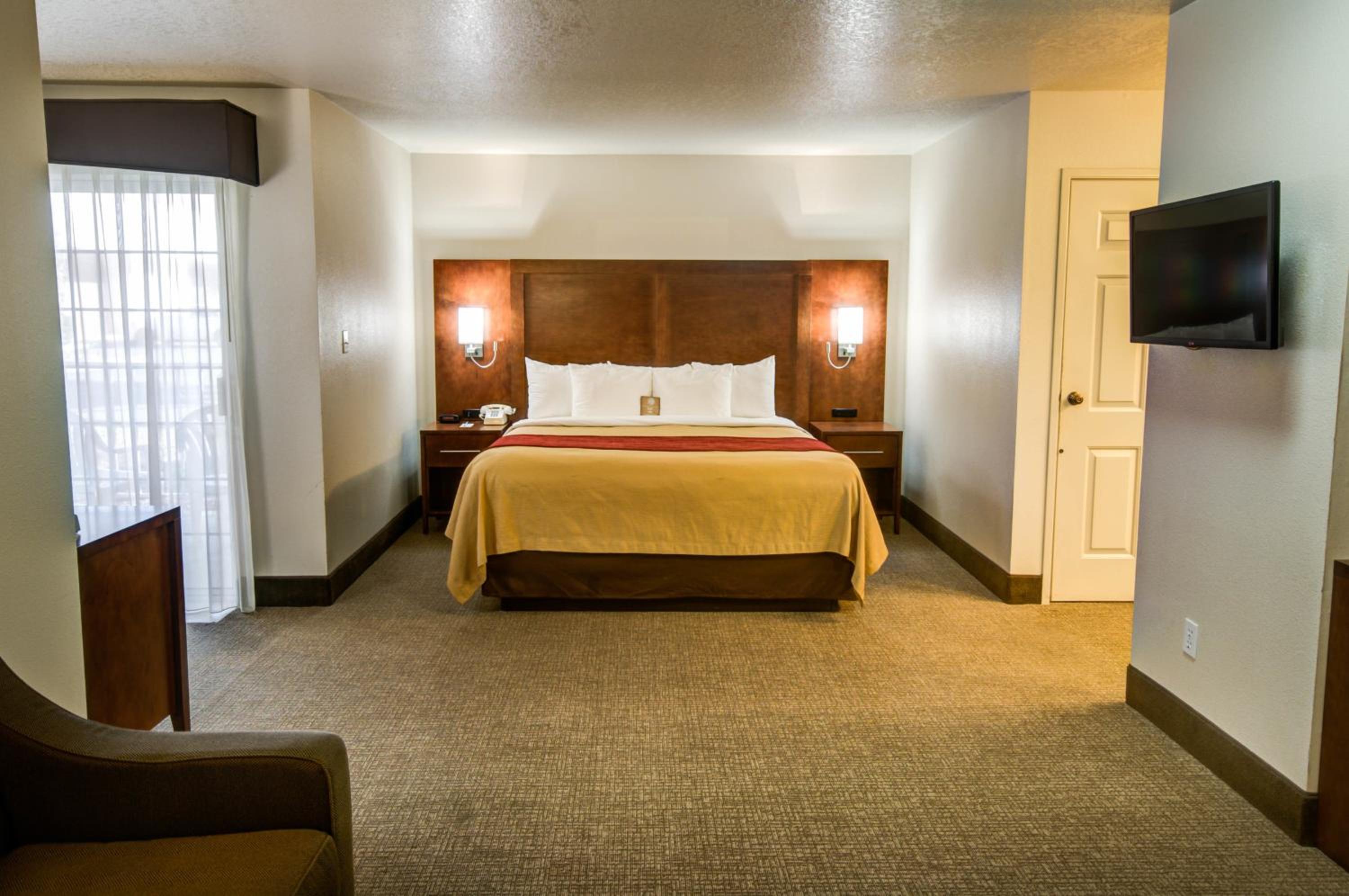 Corner King Room - Non-Smoking - Photo 4