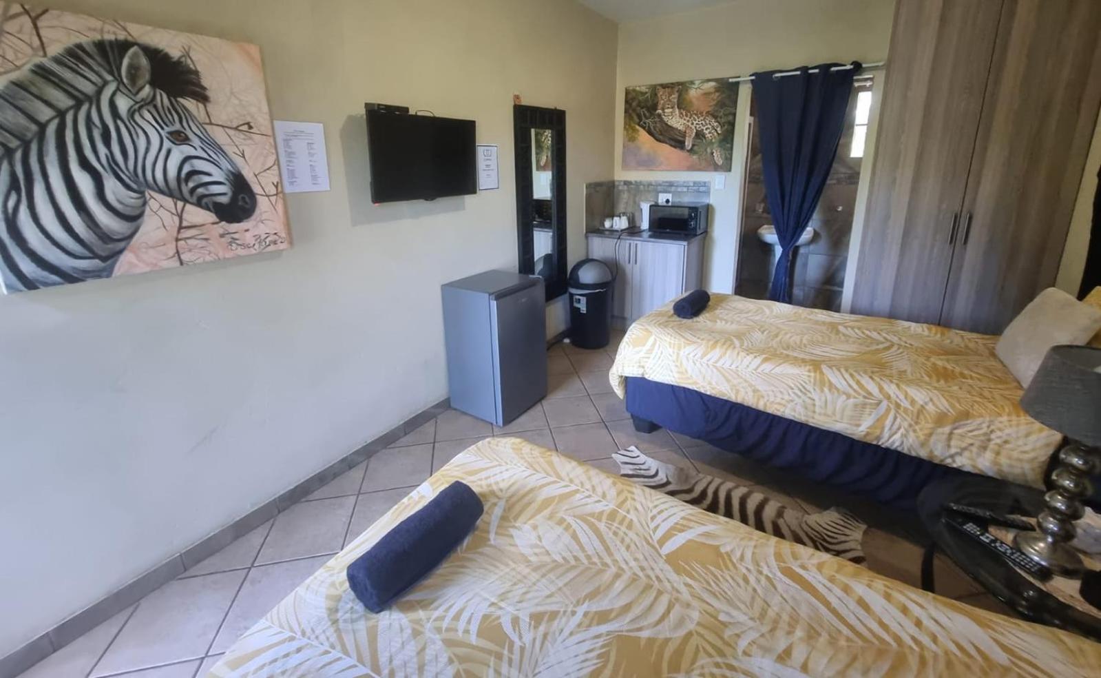 Twin Room with Private Bathroom - Photo 3