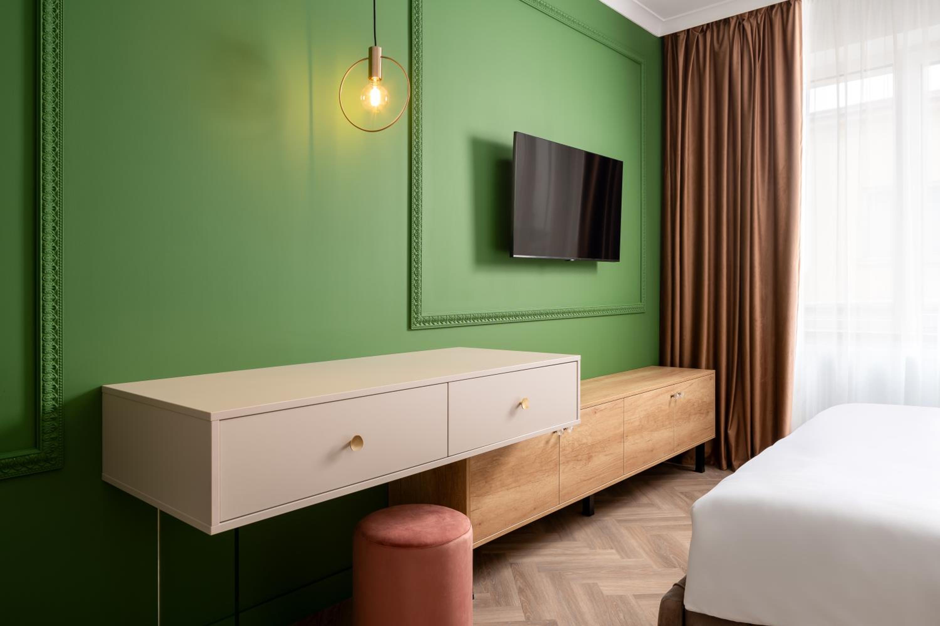 Executive Suite - Photo 7