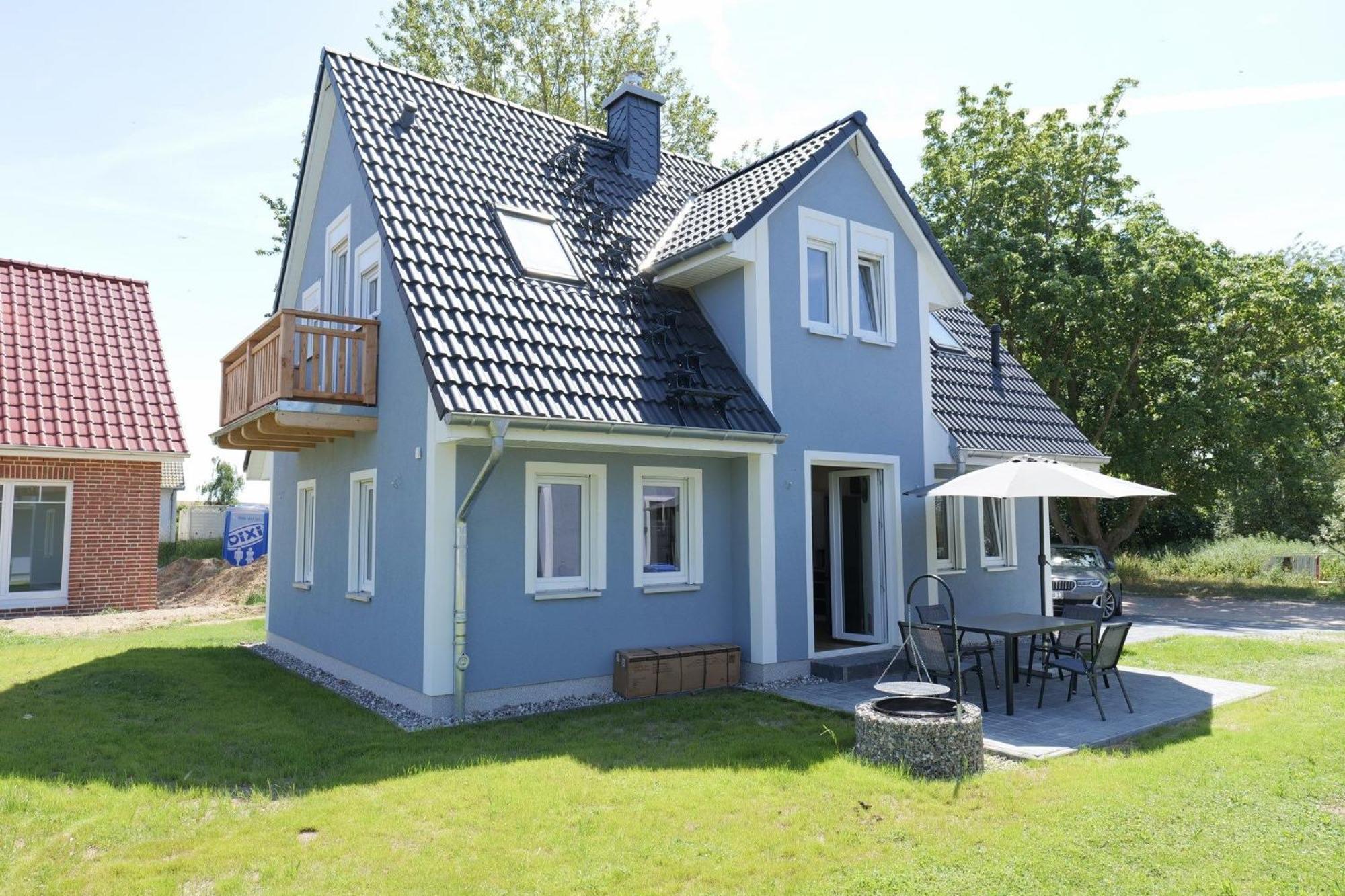 Three-Bedroom House photo 2