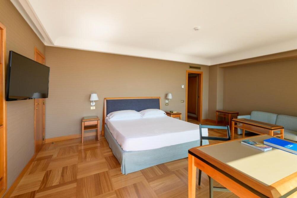 Deluxe Double Room with Sea View - Photo 5