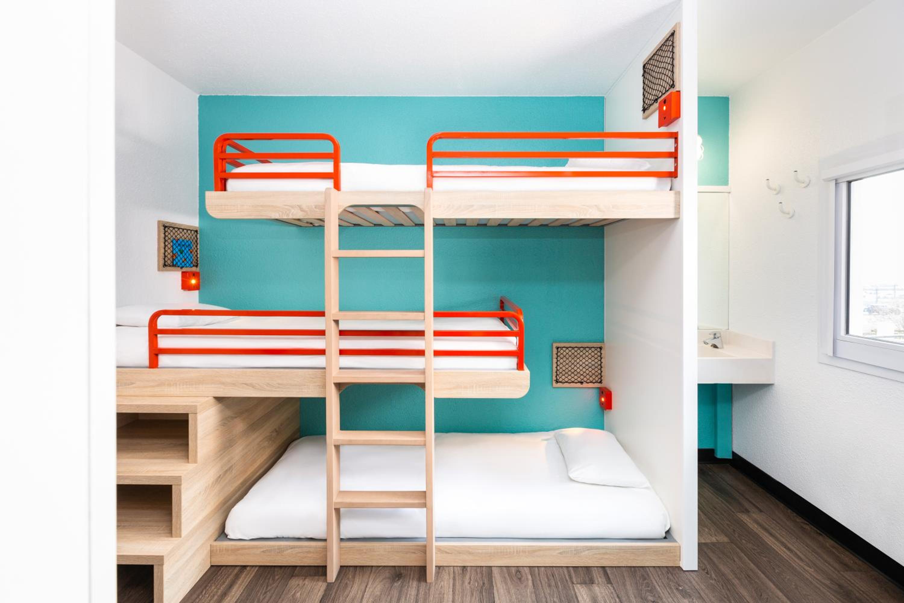 6-Bed Dormitory Room with Shared Bathroom photo 3