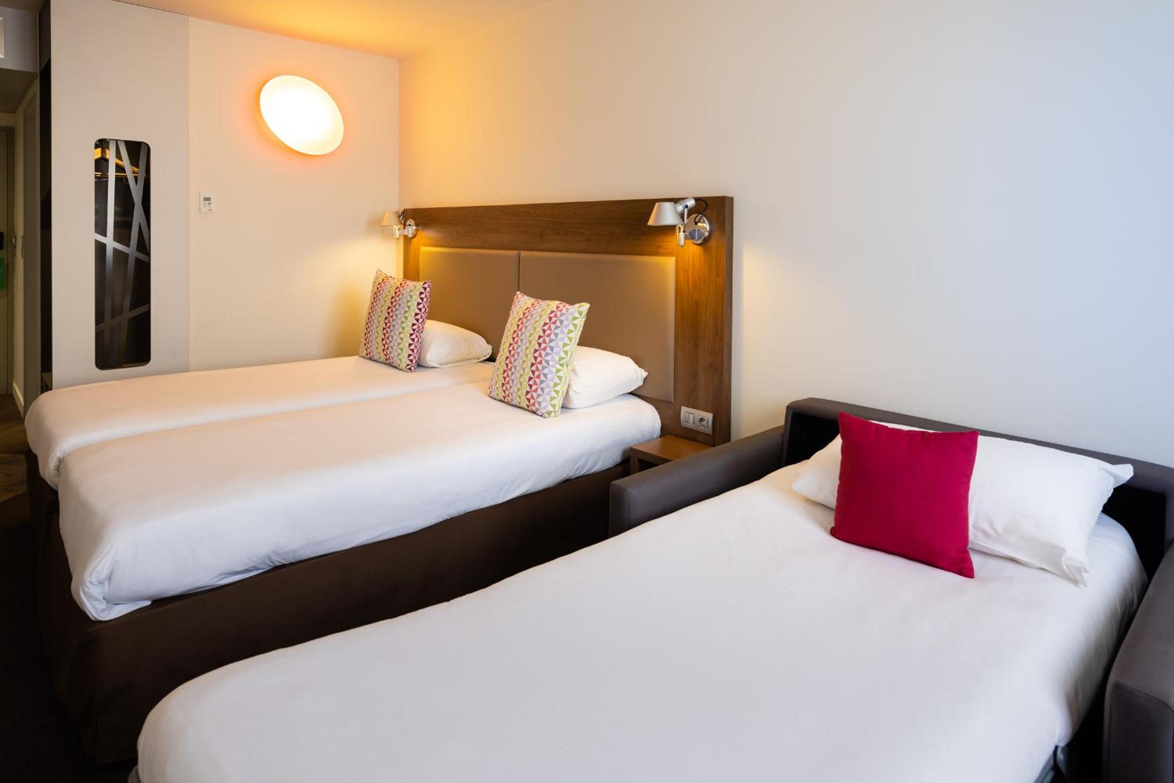 Room Next Generation - 3 Single Beds