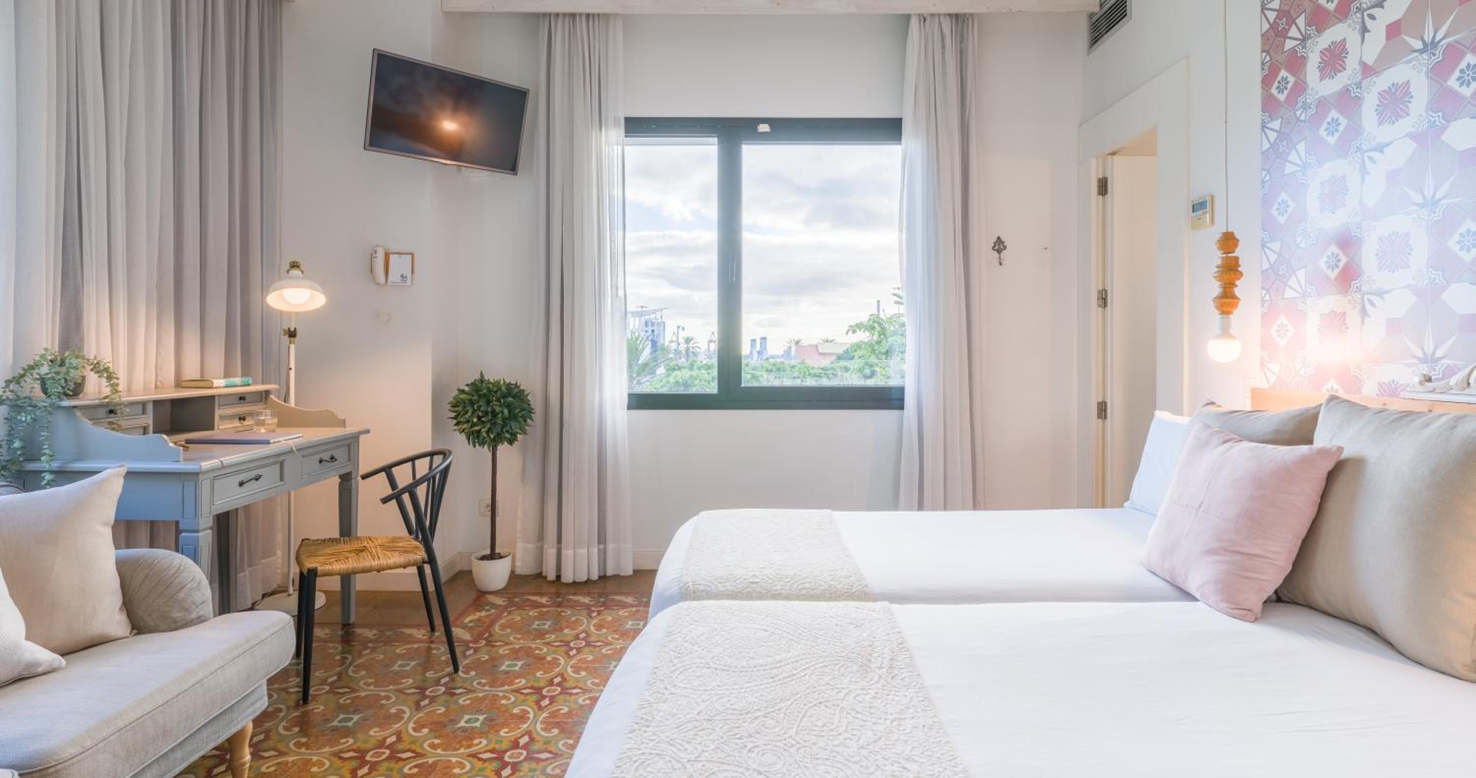 Superior Room with Views thumbnail 6
