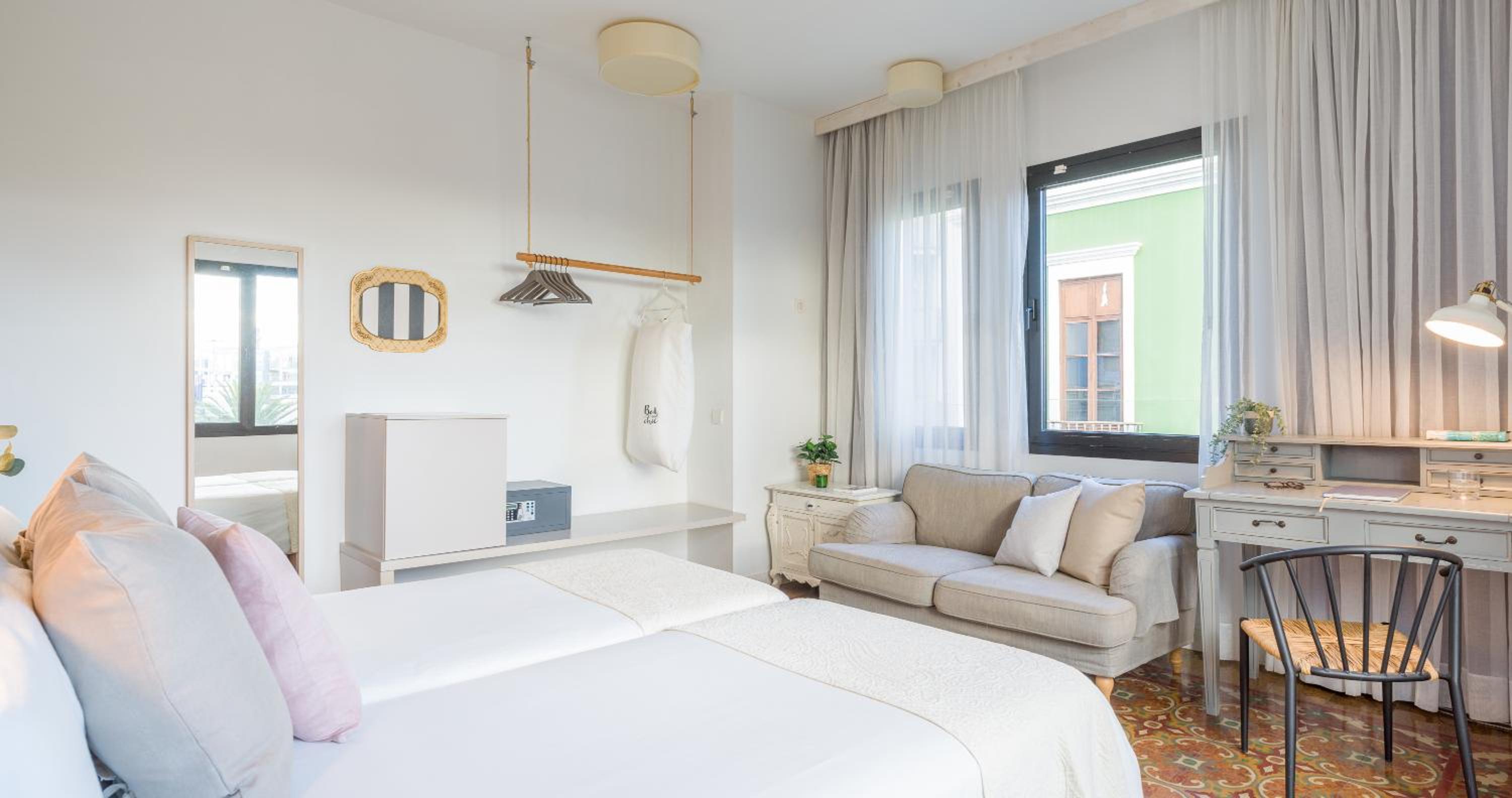 Superior Room with Views thumbnail 5