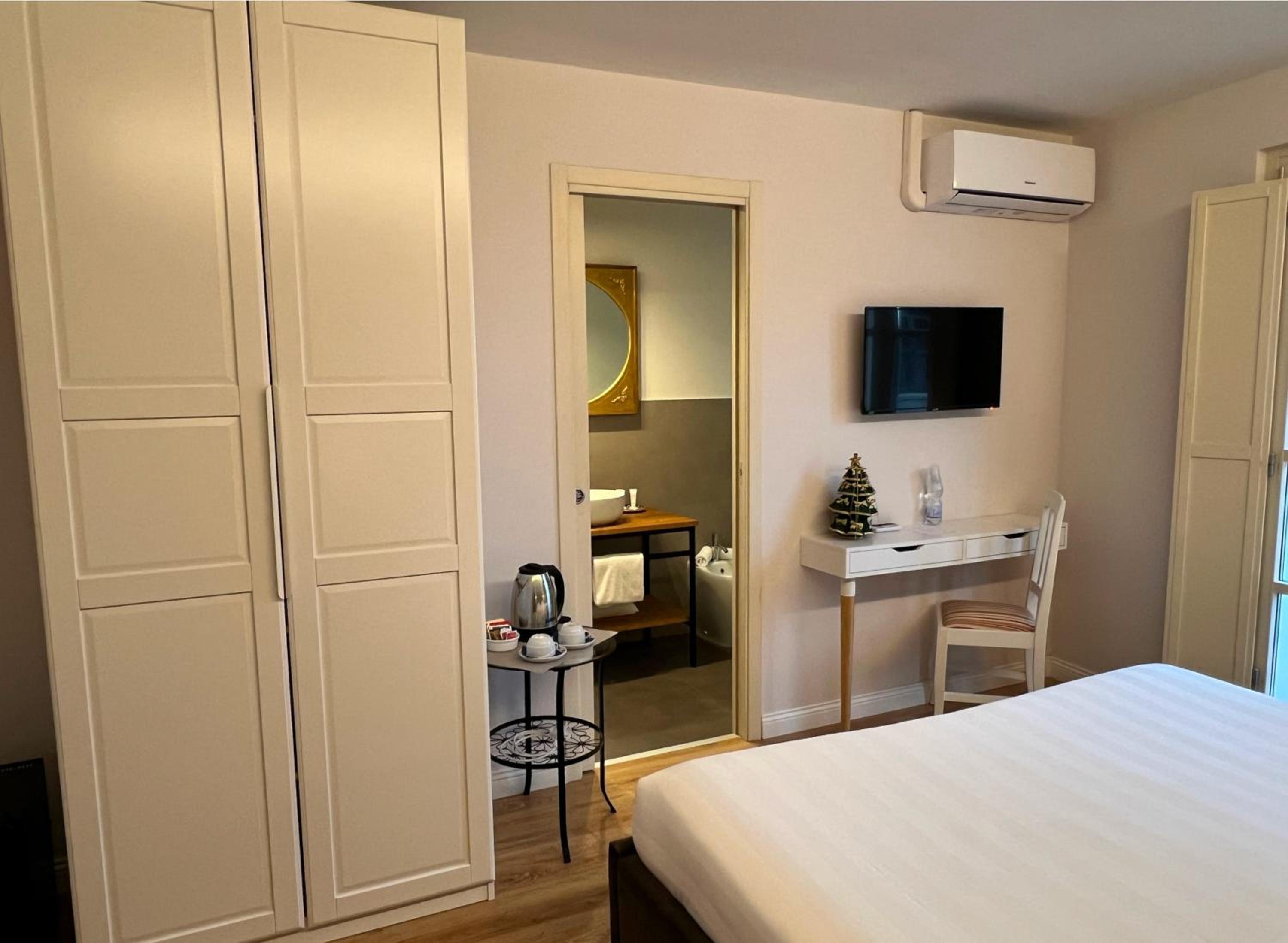 Deluxe Double Room With Balcony photo 3