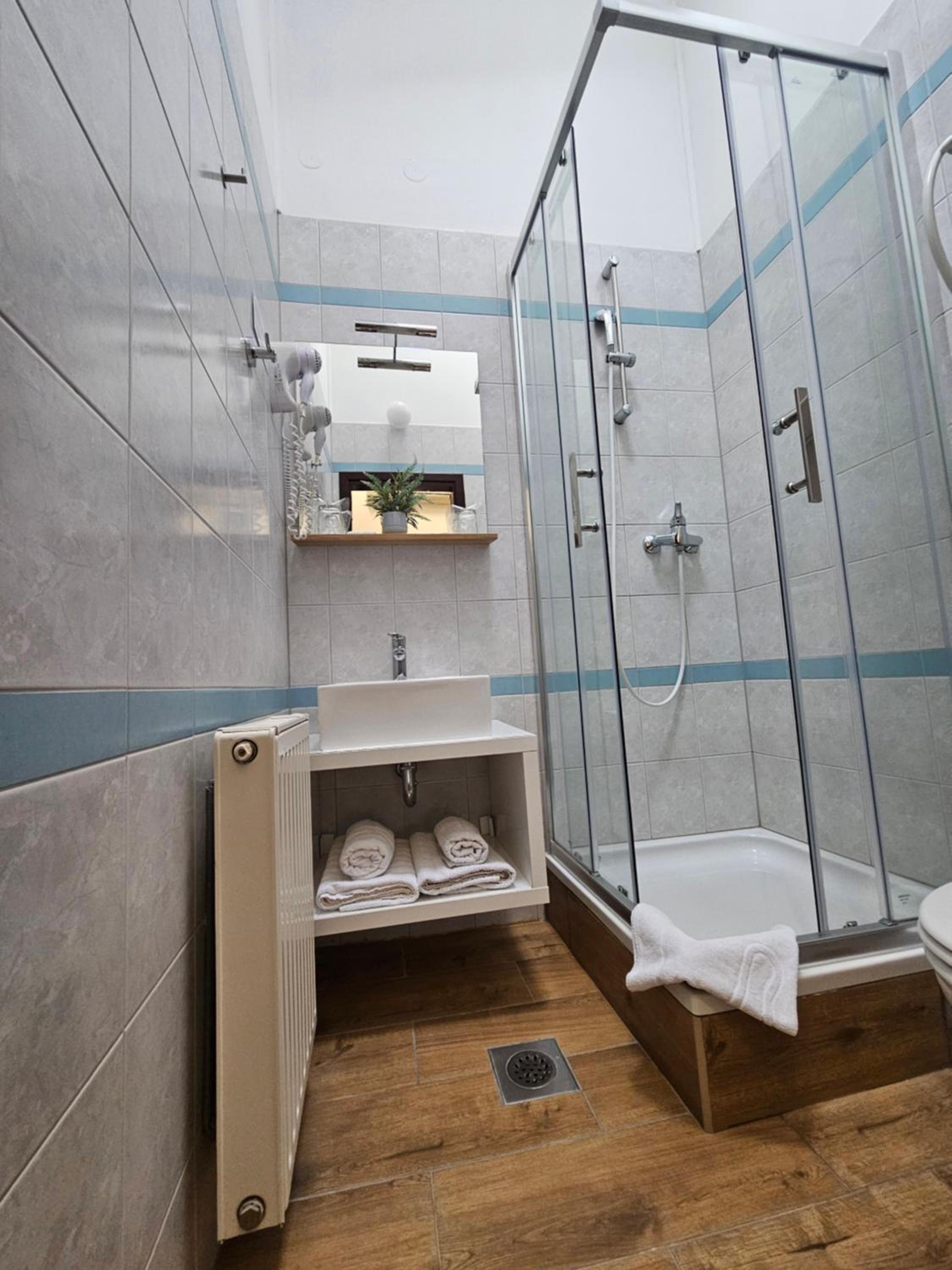 Double or Twin Room with Private Bathroom - Photo 3